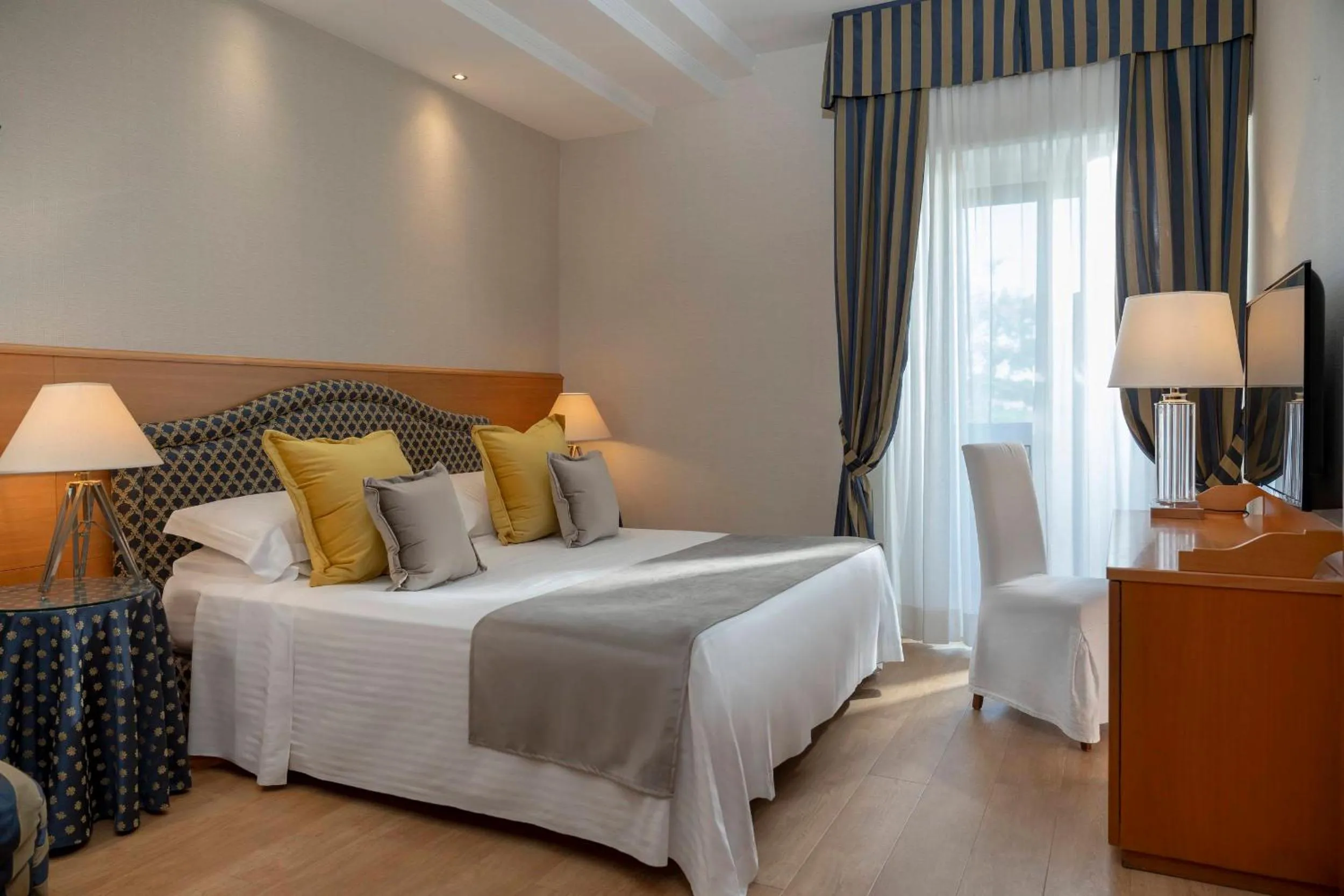 Bedroom, Bed in Hotel Lungomare