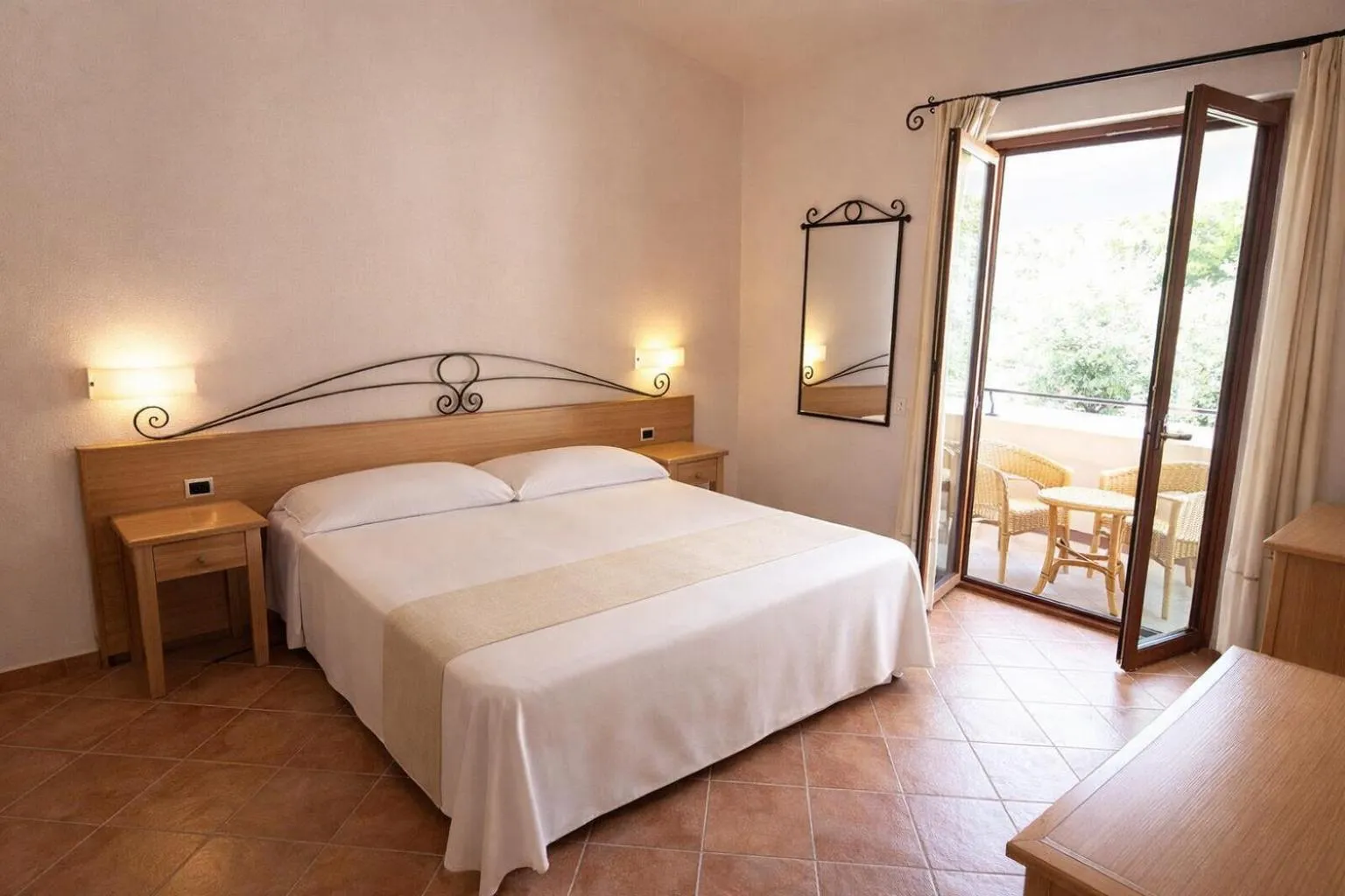 Bed in Hotel Villa Gustui Maris