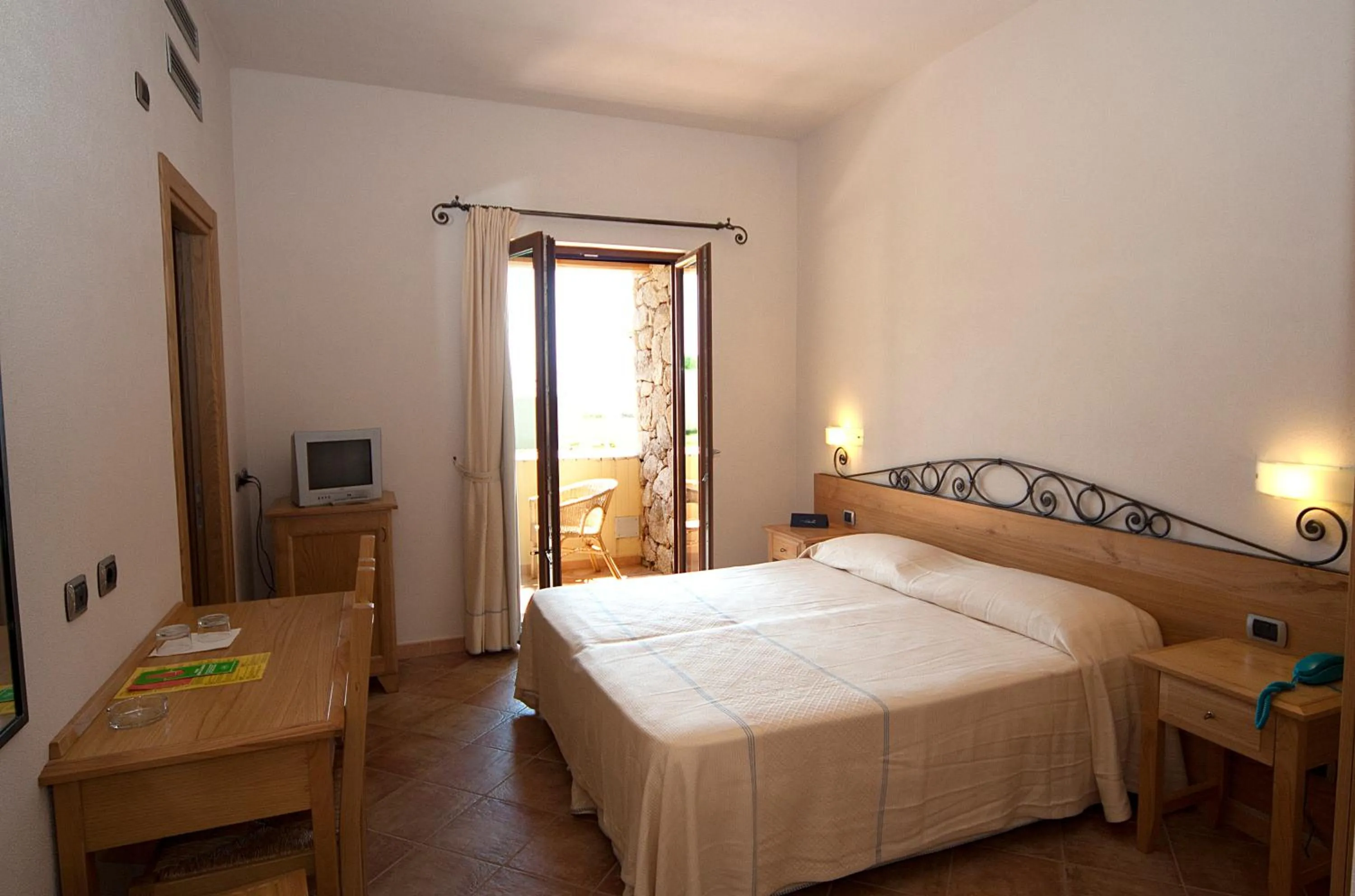 Photo of the whole room in Hotel Villa Gustui Maris