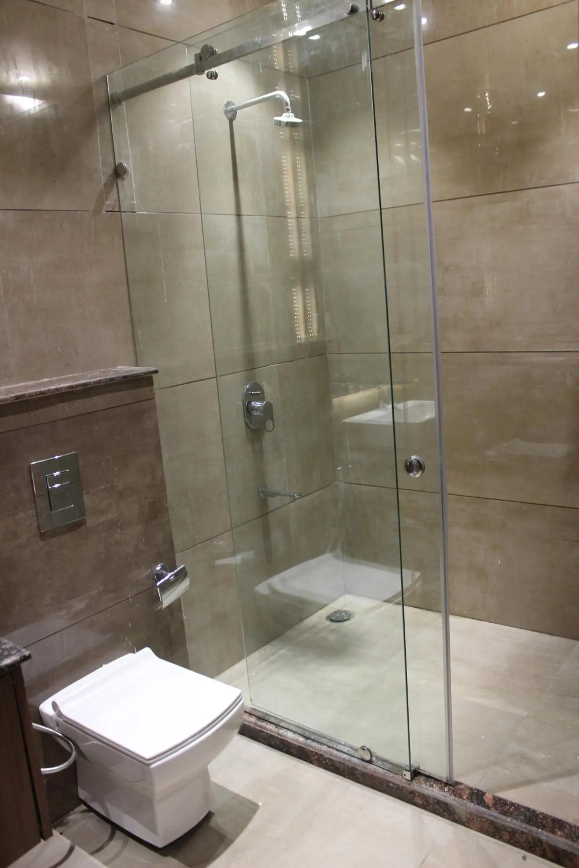 Bathroom in Mastiff Hotel, Dalhousie Bathroom in Mastiff Hotel, Dalhousie