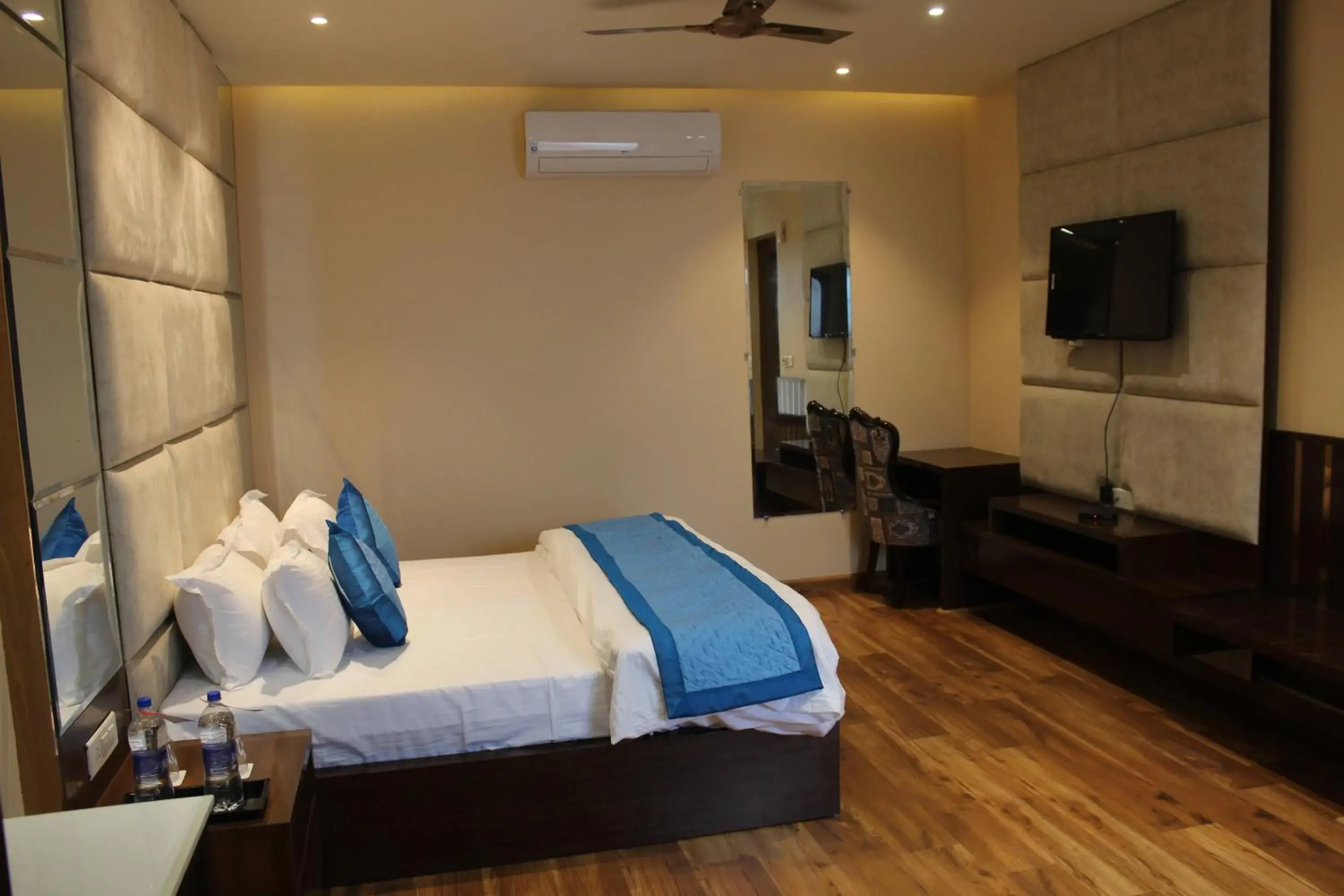 Bedroom, Bed in Mastiff Hotel, Dalhousie Bedroom, Bed in Mastiff Hotel, Dalhousie