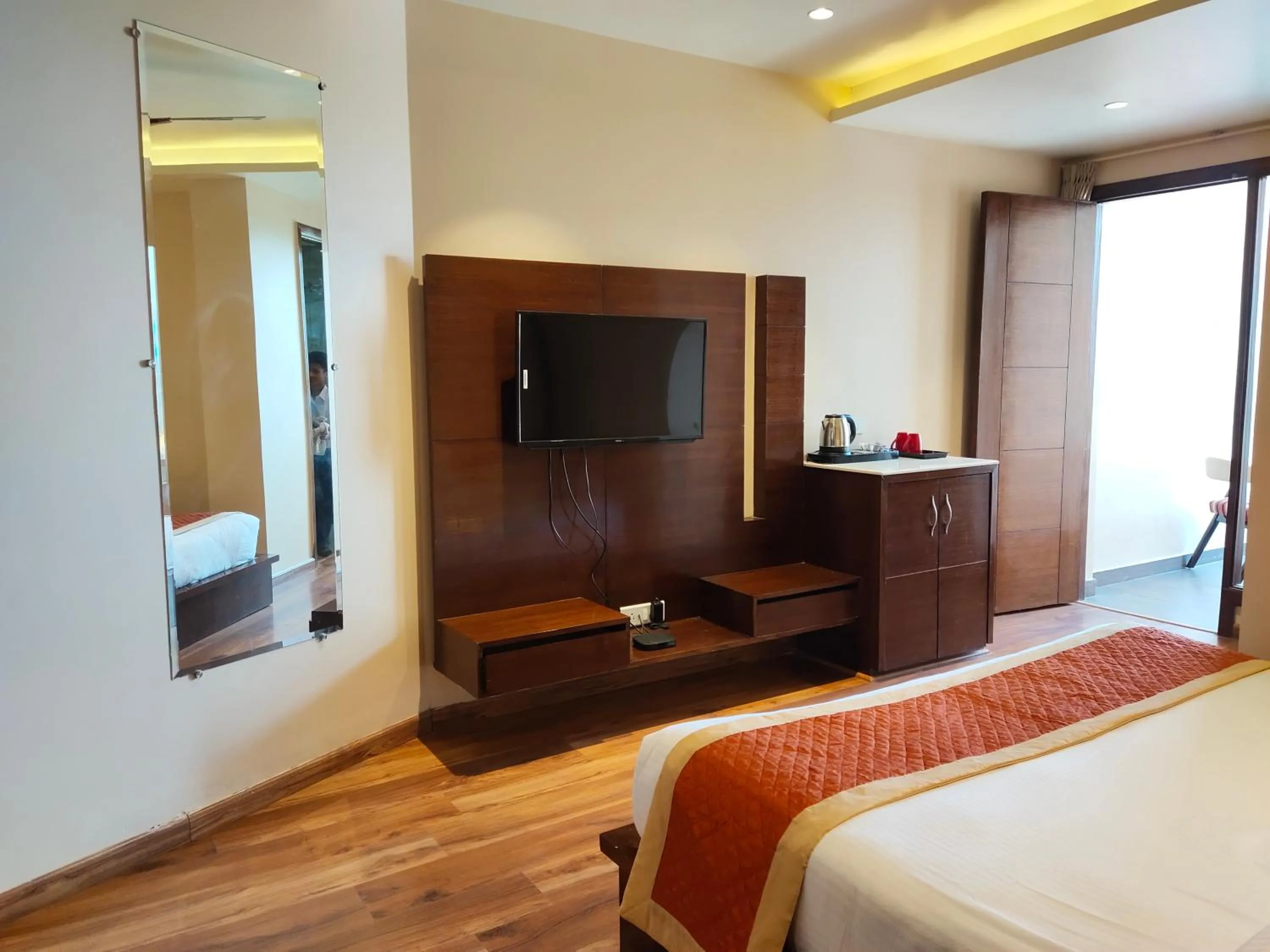 TV and multimedia, Bed in Mastiff Hotel, Dalhousie