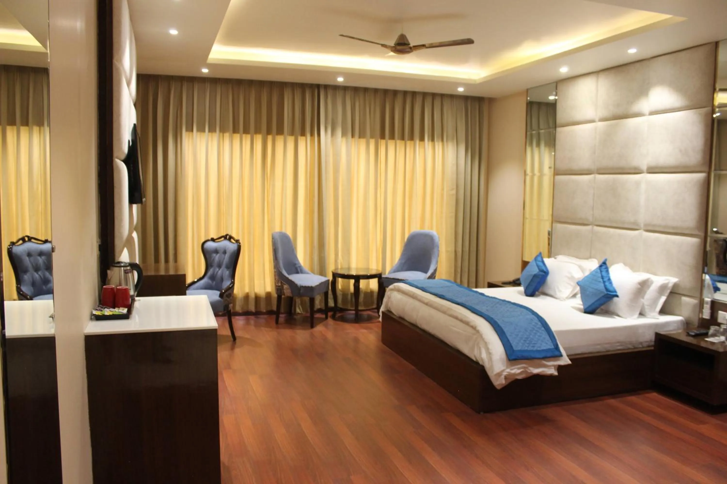 Photo of the whole room, Bed in Mastiff Hotel, Dalhousie