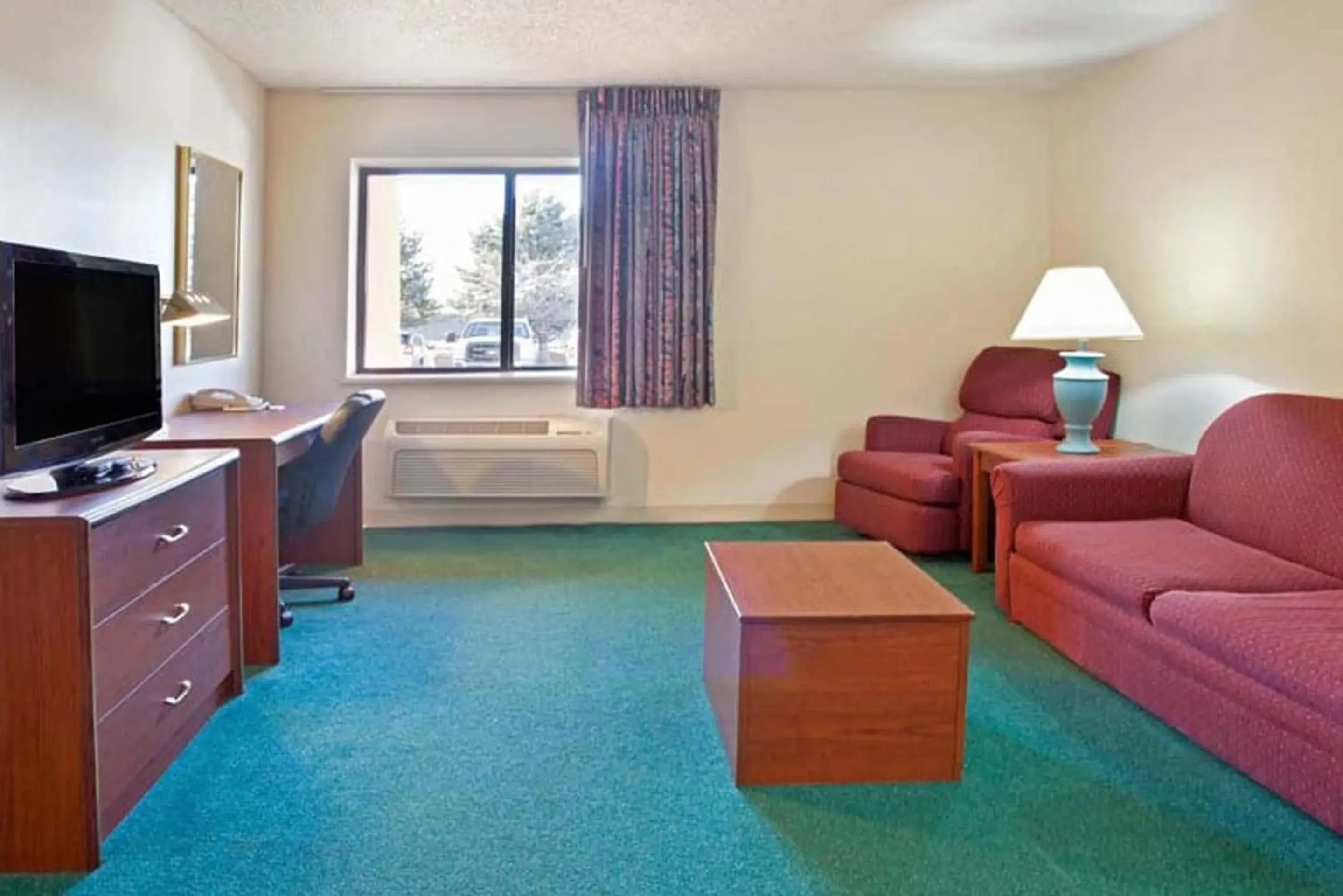 TV and multimedia, Seating Area in Norwood Inn & Suites Indianapolis East Post Drive