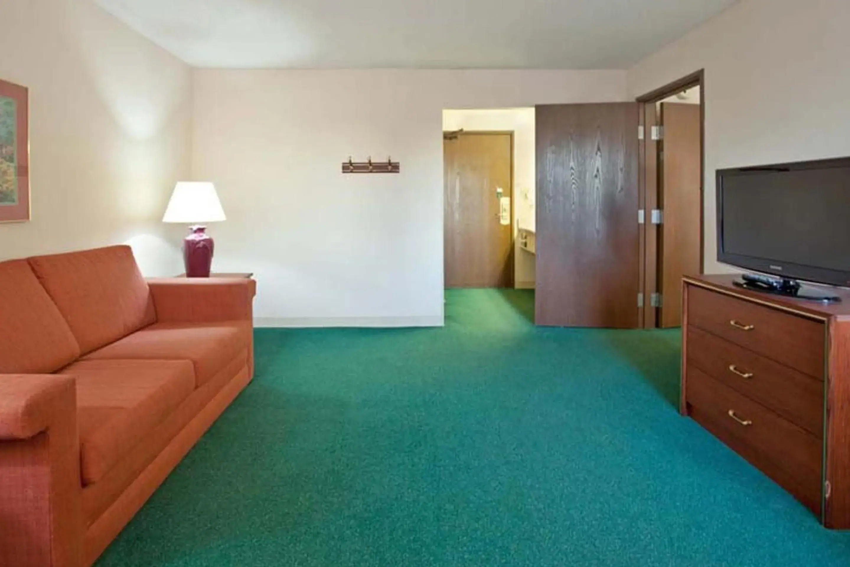 Living room, Seating Area in Norwood Inn & Suites Indianapolis East Post Drive