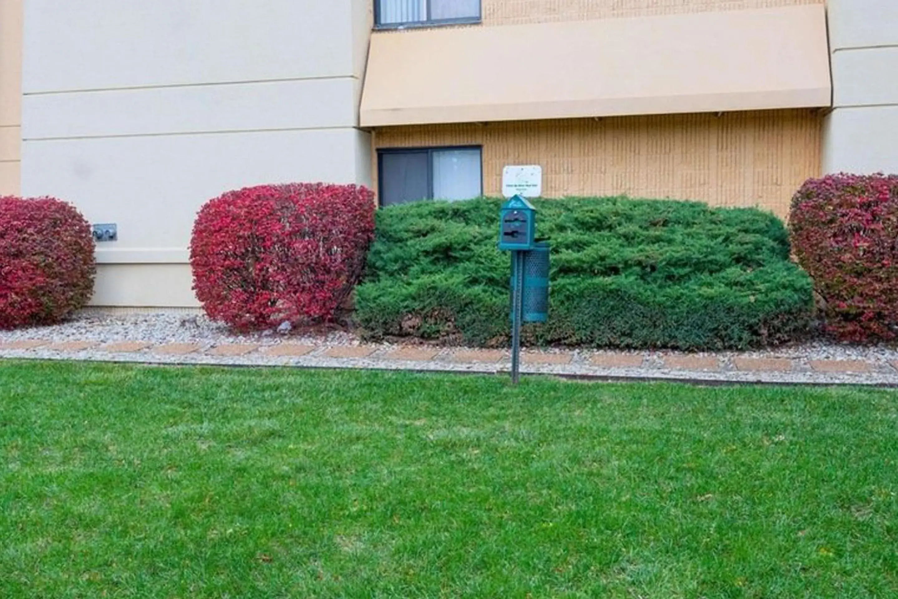 Garden in Norwood Inn & Suites Indianapolis East Post Drive