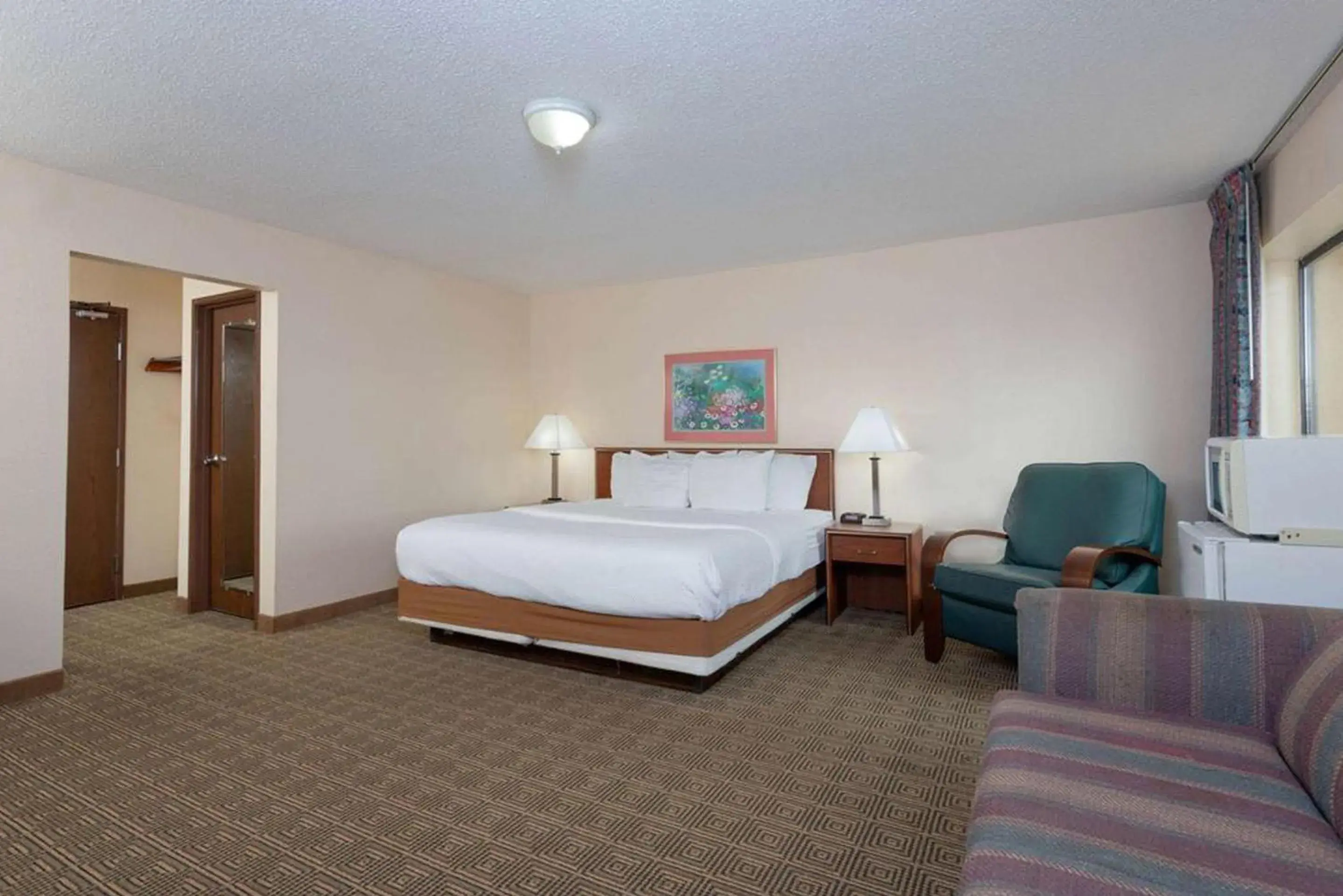 Bed in Norwood Inn & Suites Indianapolis East Post Drive