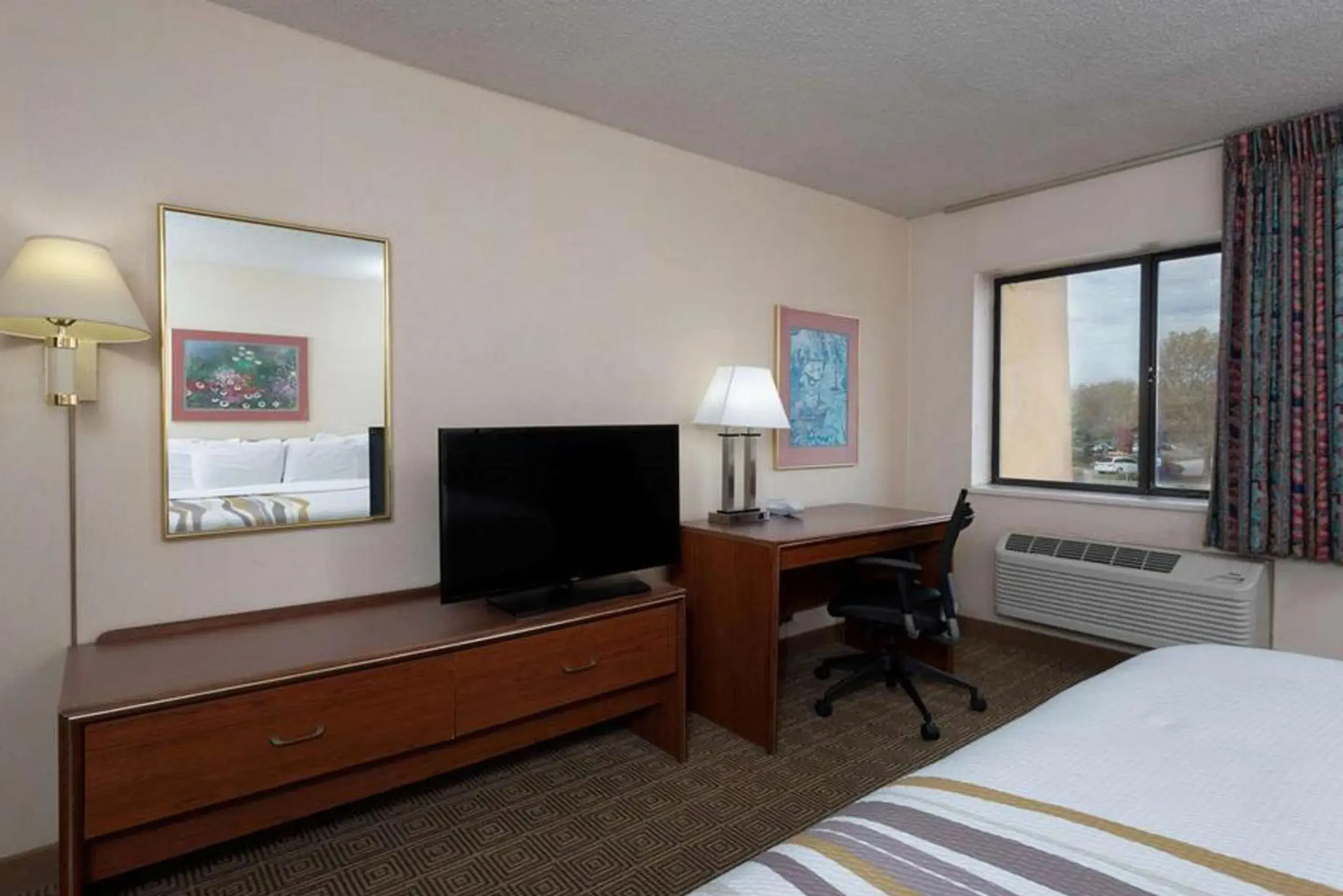 TV and multimedia, TV/Entertainment Center in Norwood Inn & Suites Indianapolis East Post Drive