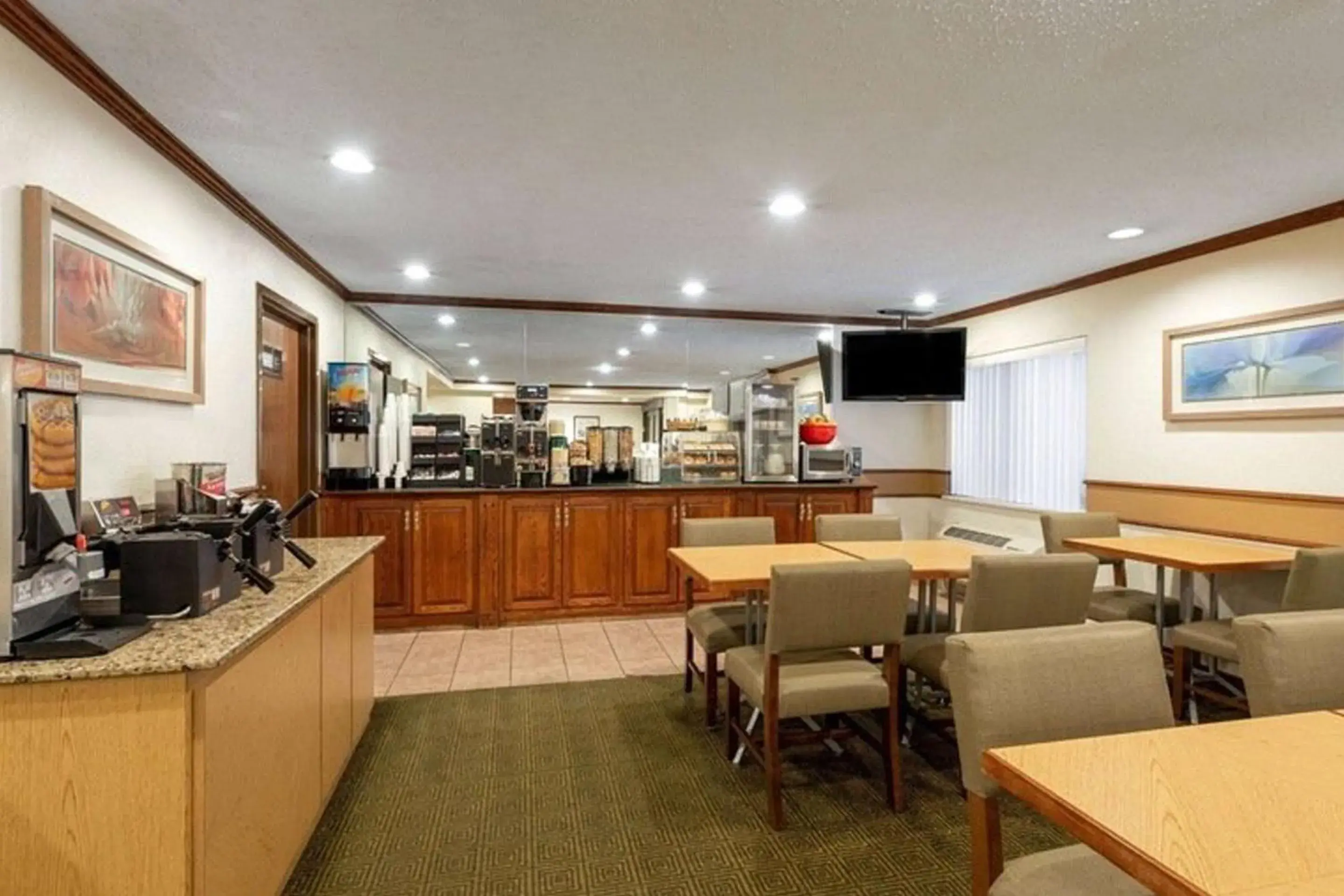 Restaurant/Places to Eat in Norwood Inn & Suites Indianapolis East Post Drive