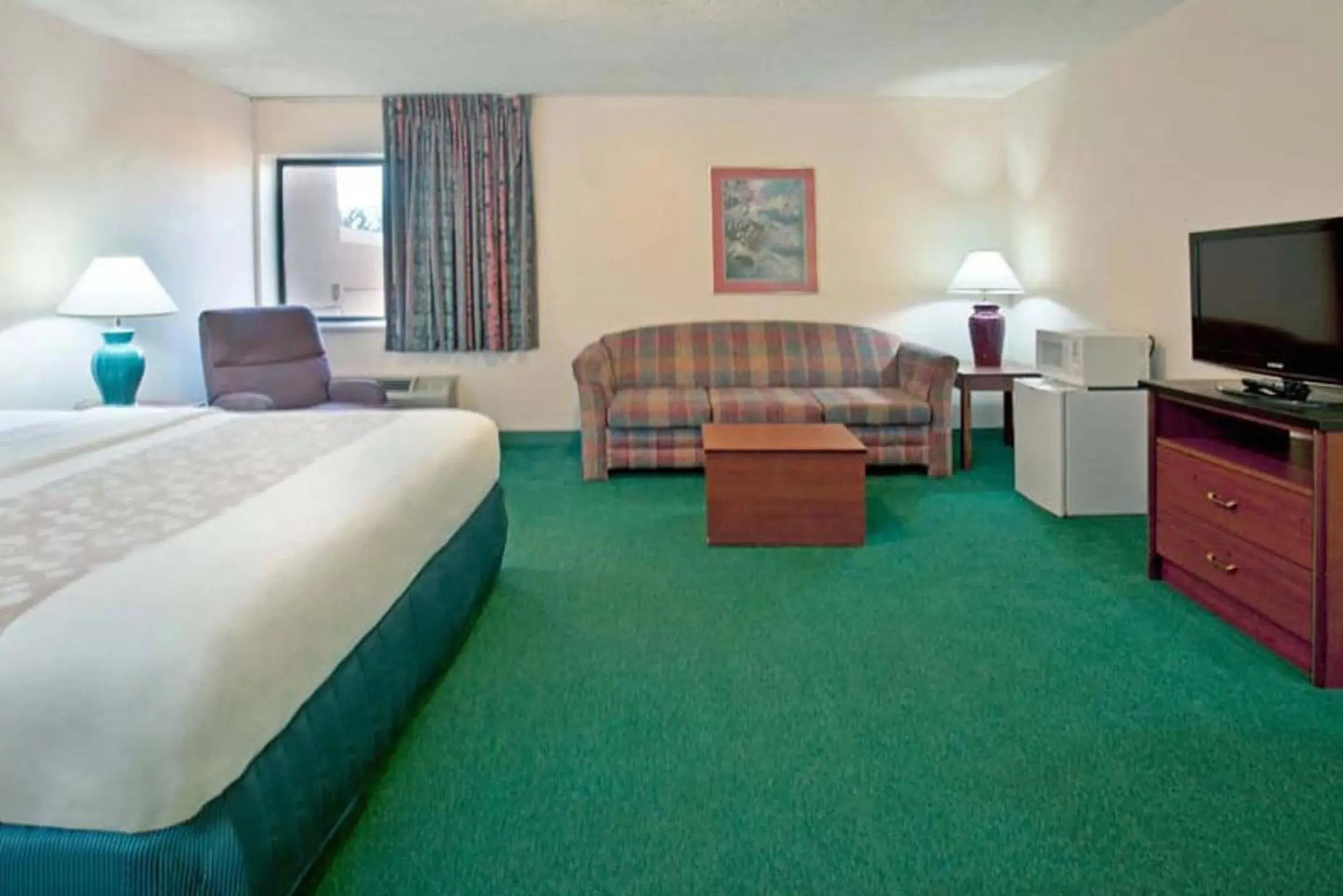 Bed, TV/Entertainment Center in Norwood Inn & Suites Indianapolis East Post Drive