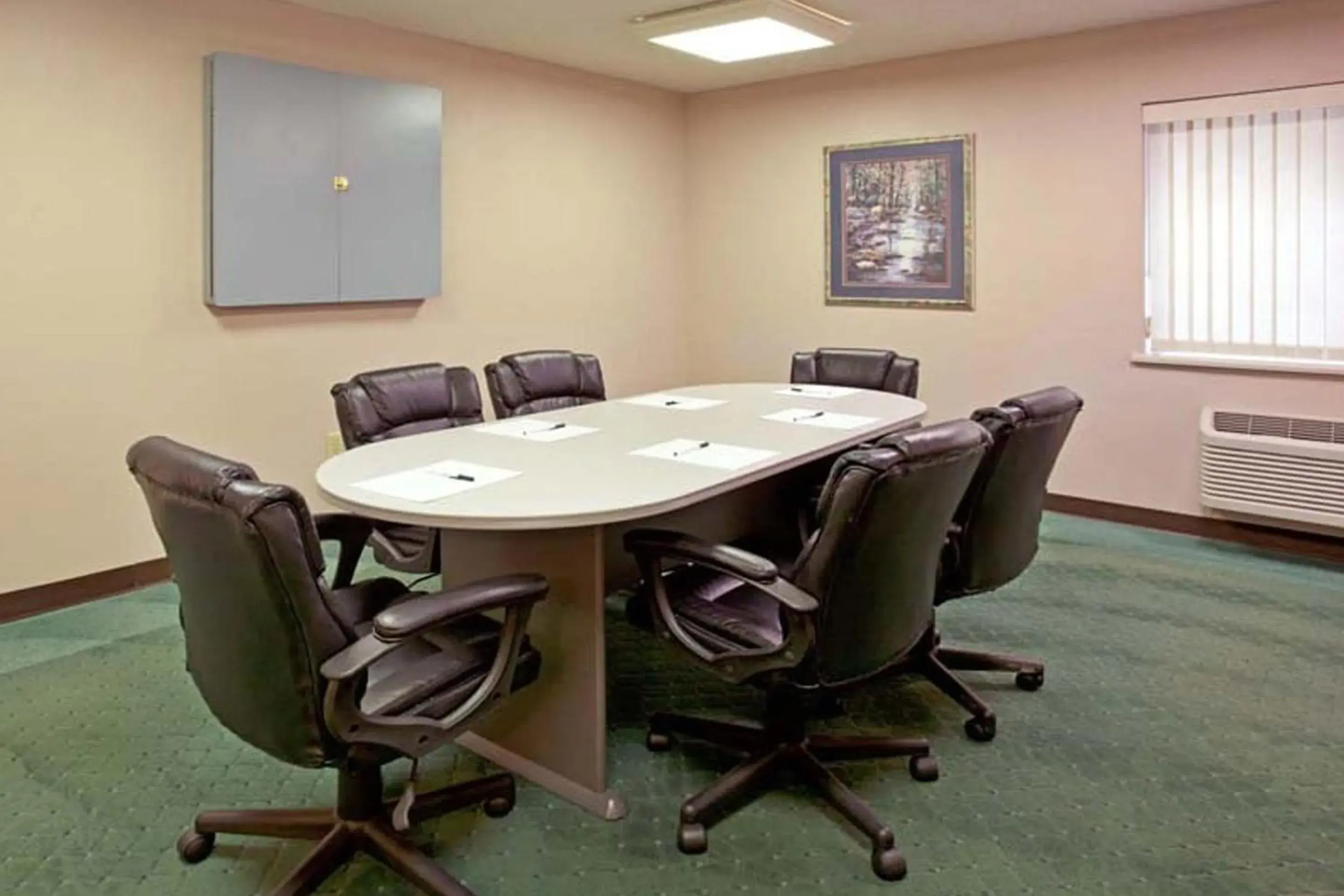 Business facilities in Norwood Inn & Suites Indianapolis East Post Drive