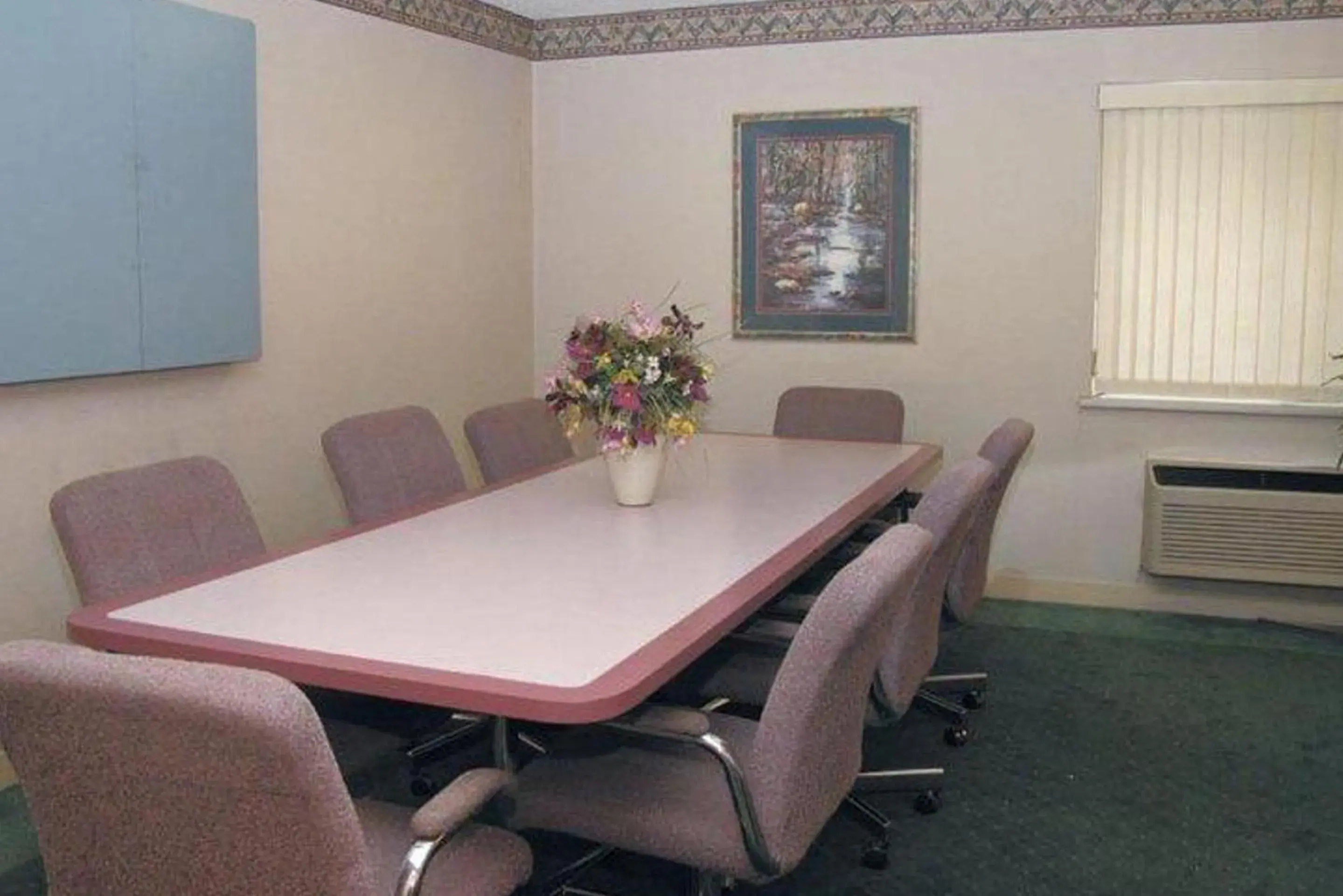 Dining area in Norwood Inn & Suites Indianapolis East Post Drive