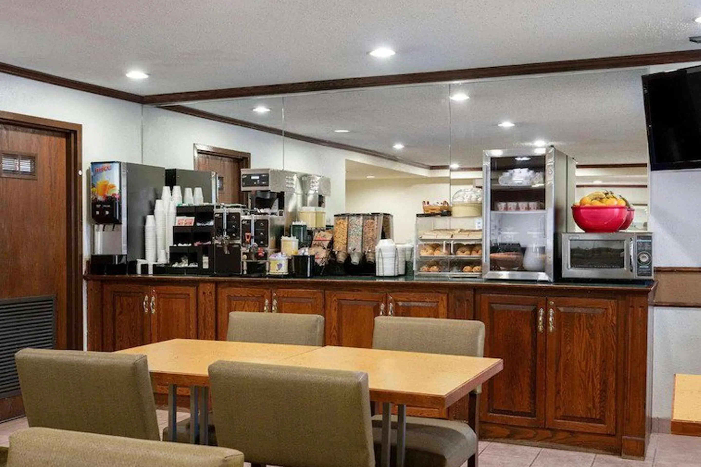 Restaurant/Places to Eat in Norwood Inn & Suites Indianapolis East Post Drive