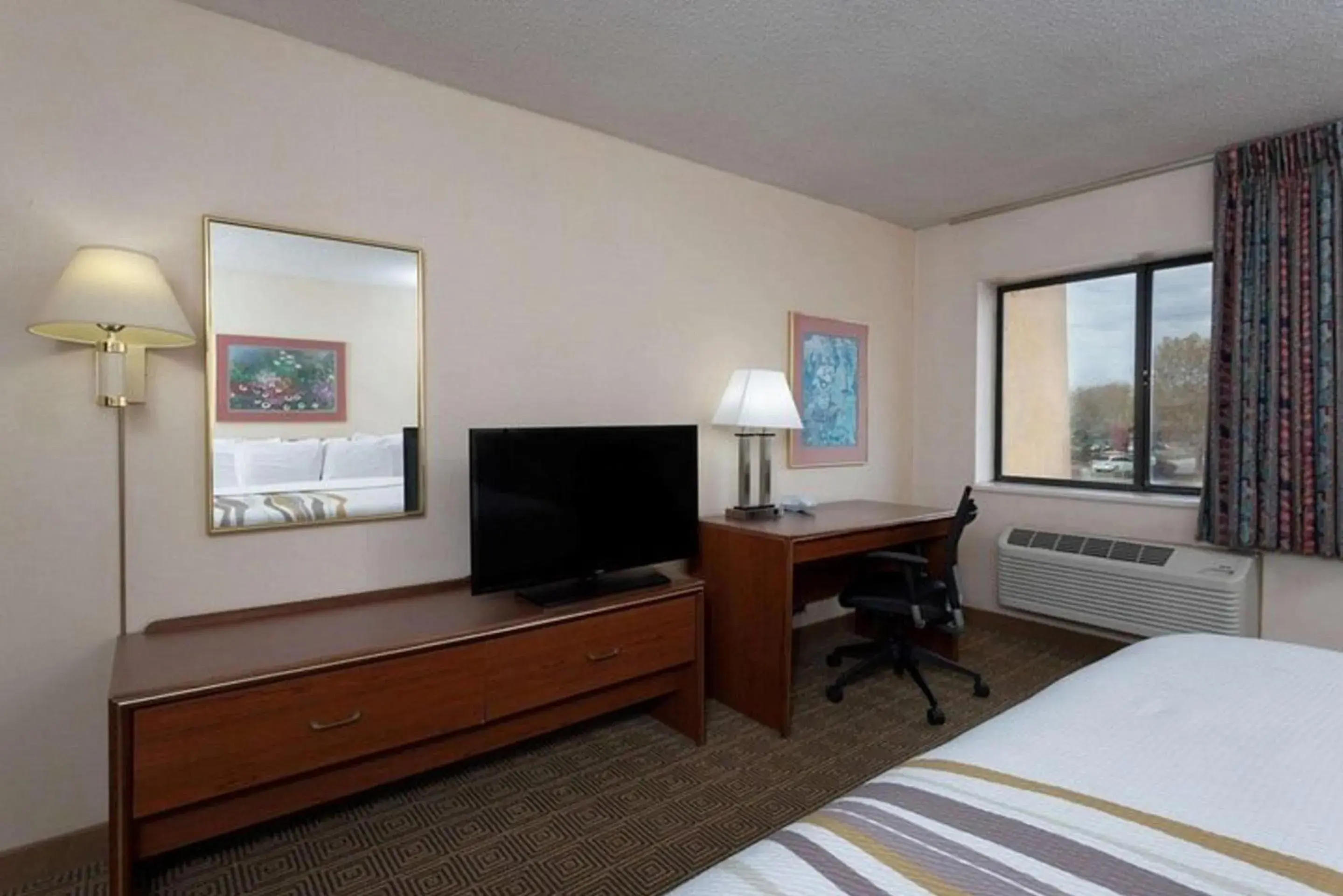 TV and multimedia, TV/Entertainment Center in Norwood Inn & Suites Indianapolis East Post Drive