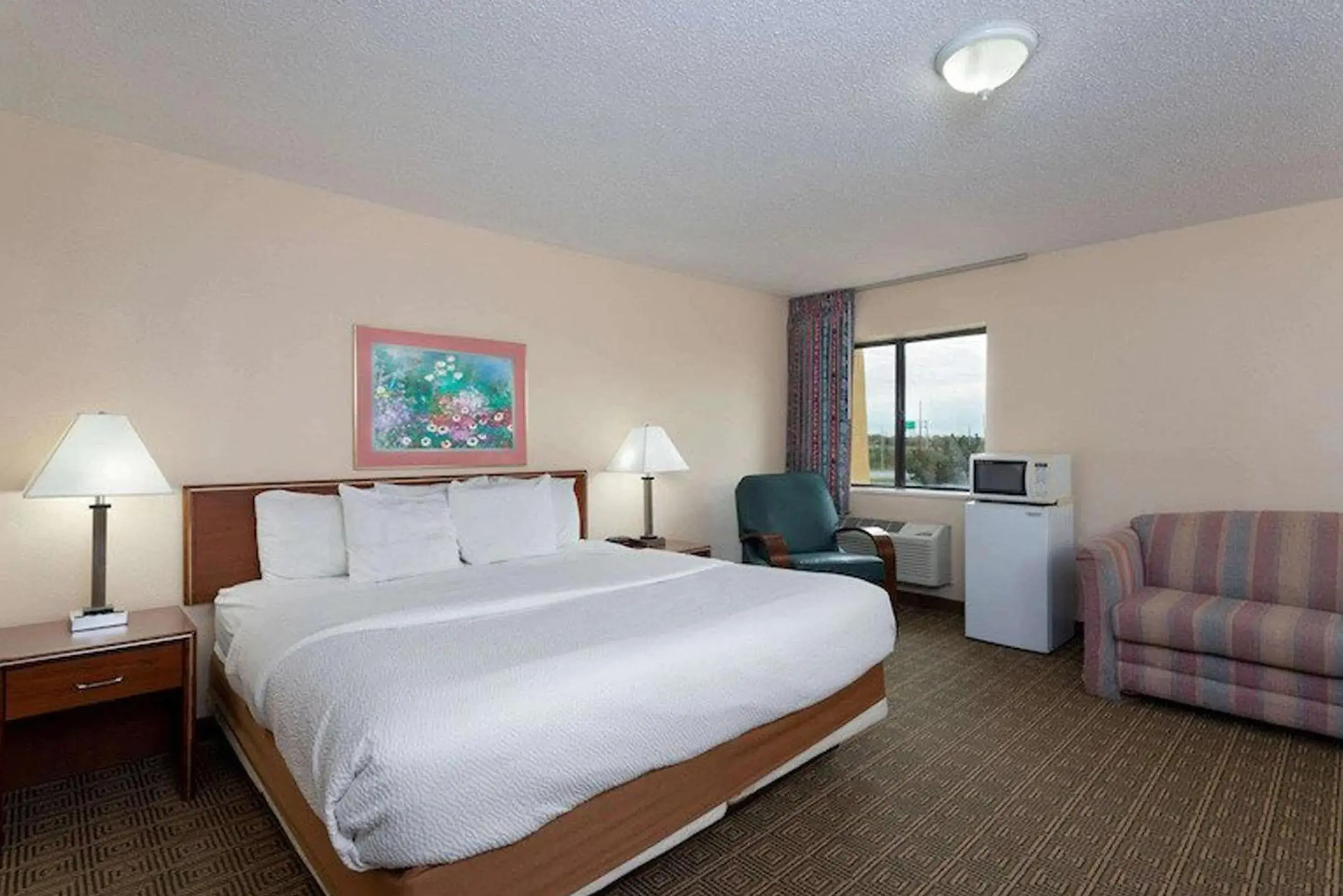 Bed in Norwood Inn & Suites Indianapolis East Post Drive