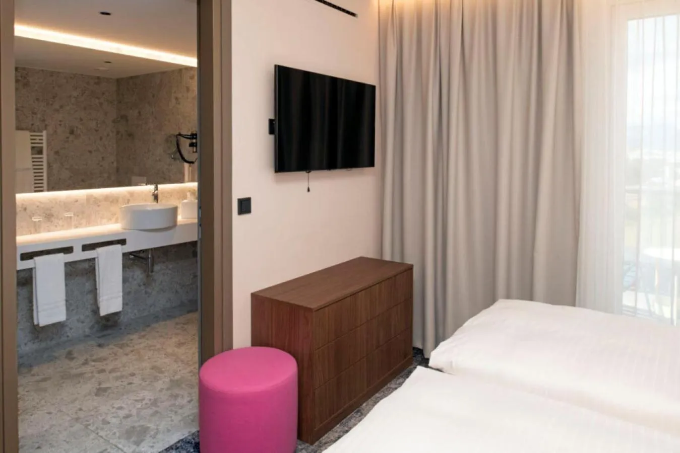 Bathroom, Bed in Hotel Le Parc