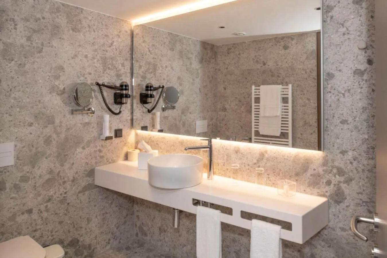 Photo of the whole room in Hotel Le Parc