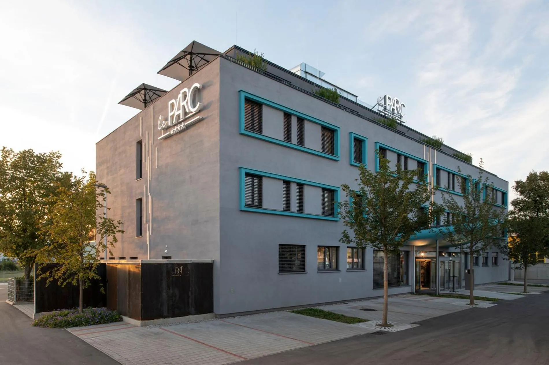 Property building in Hotel Le Parc