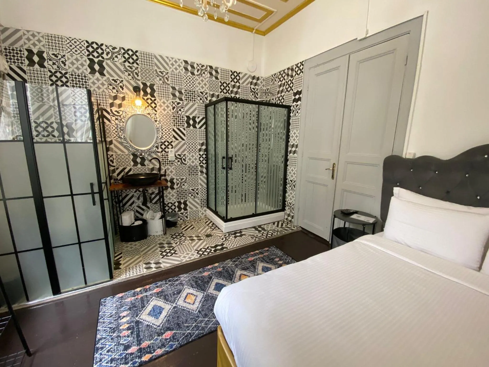 Photo of the whole room, Bed in No16 Ada