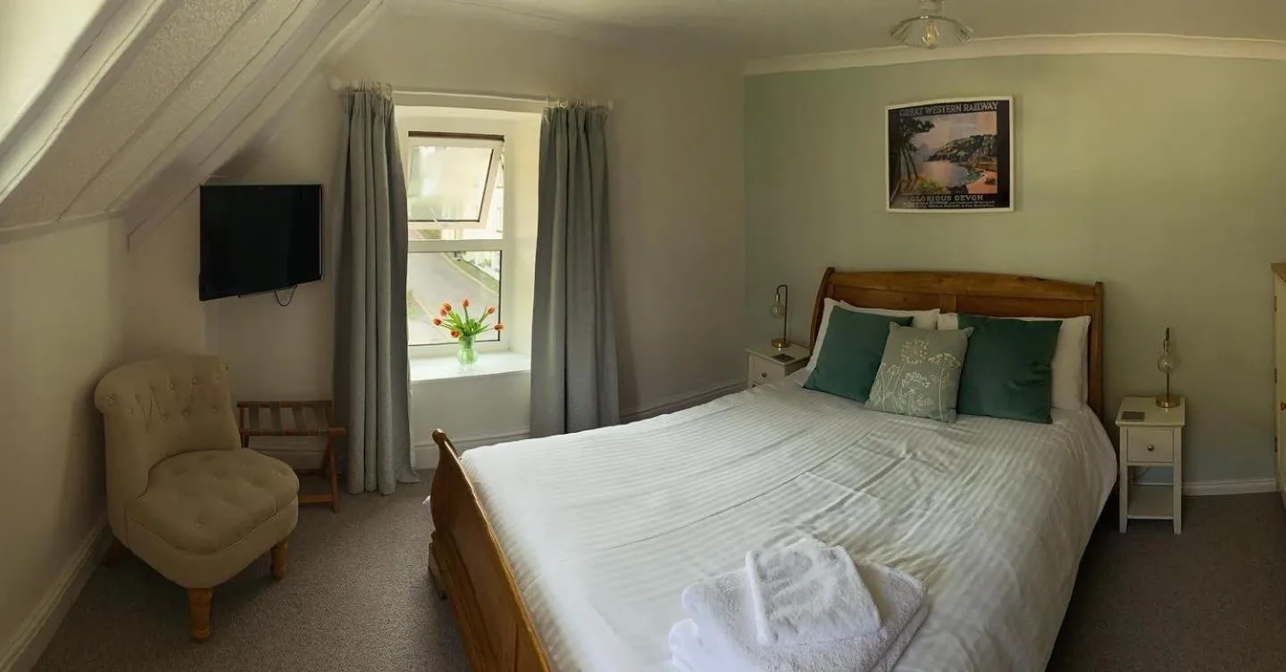 Bedroom, Bed in East Lyn House