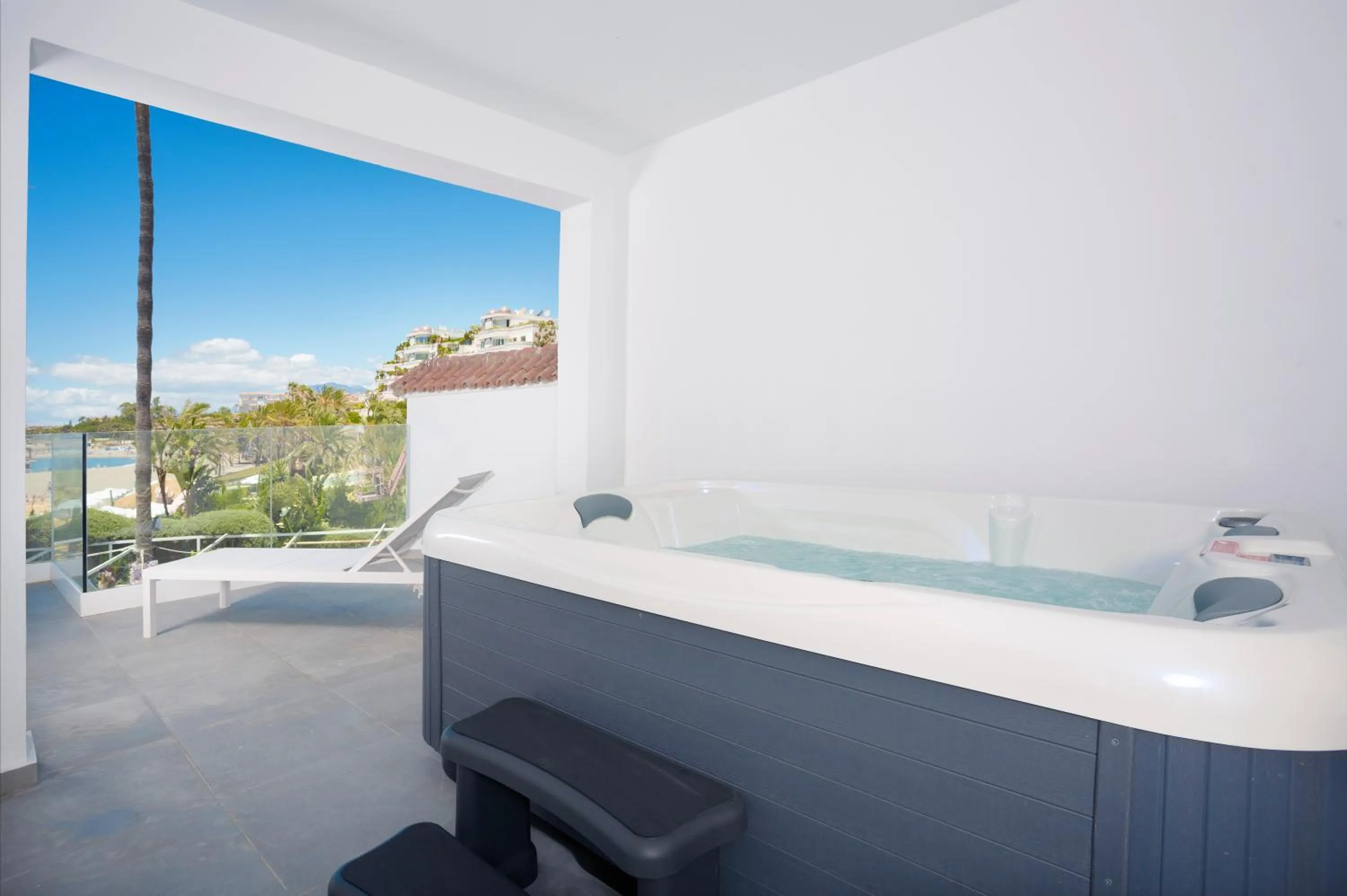 Hot Tub in B51 Executive Flats Marbella