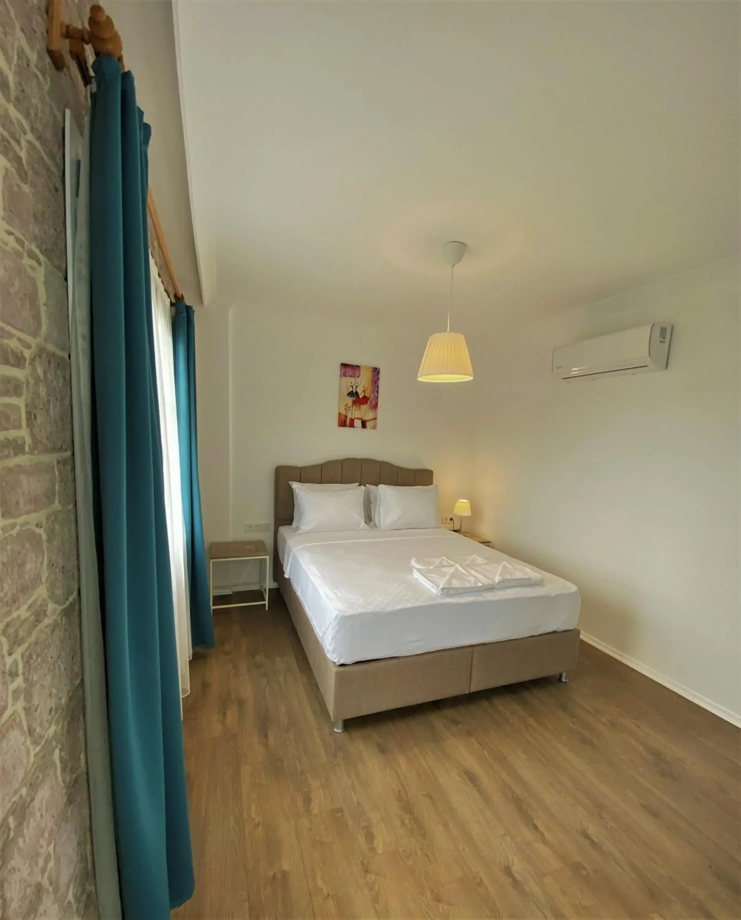 Photo of the whole room, Bed in Cunda Kordon Otel Photo of the whole room, Bed in Cunda Kordon Otel