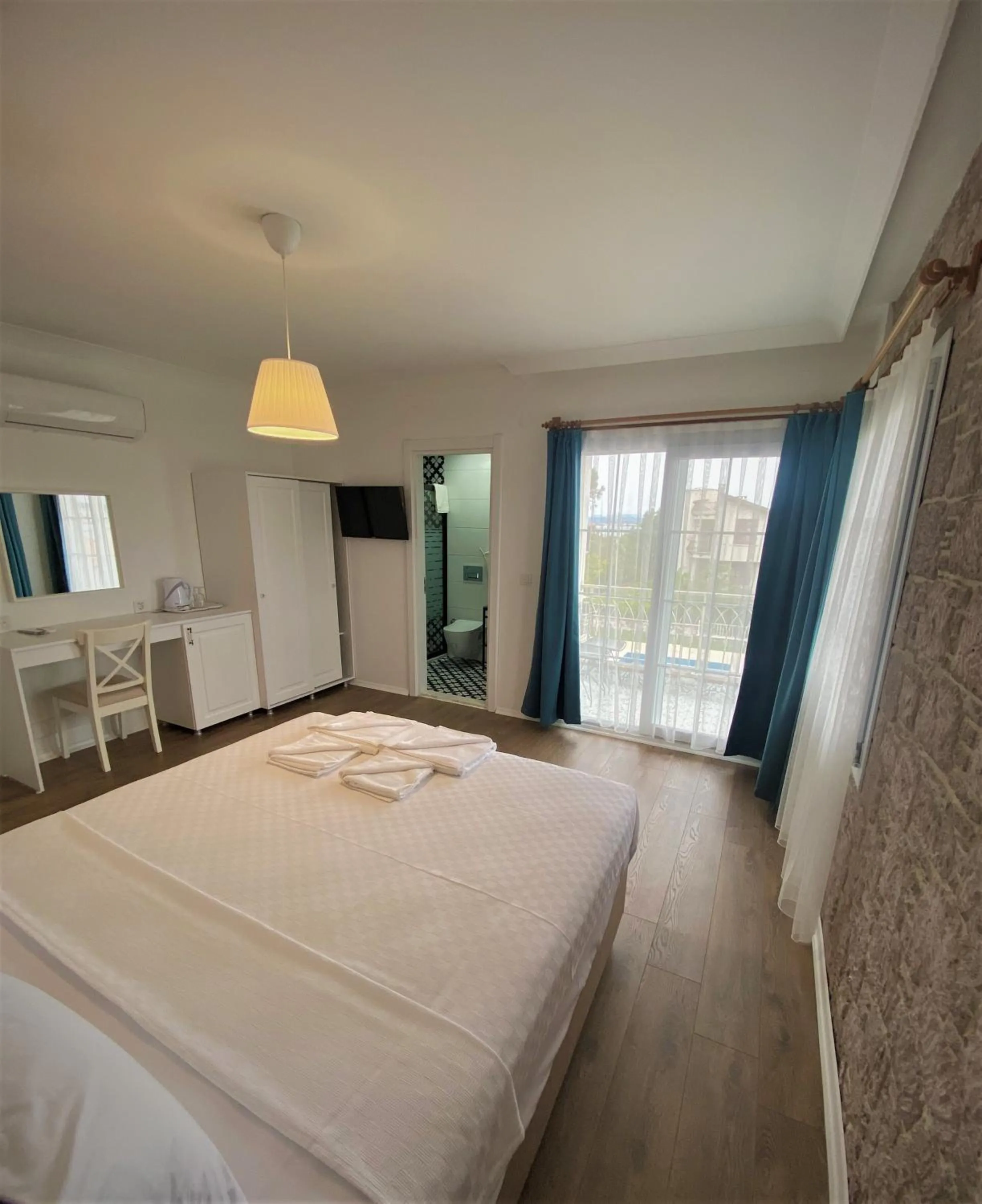 Photo of the whole room, Bed in Cunda Kordon Otel