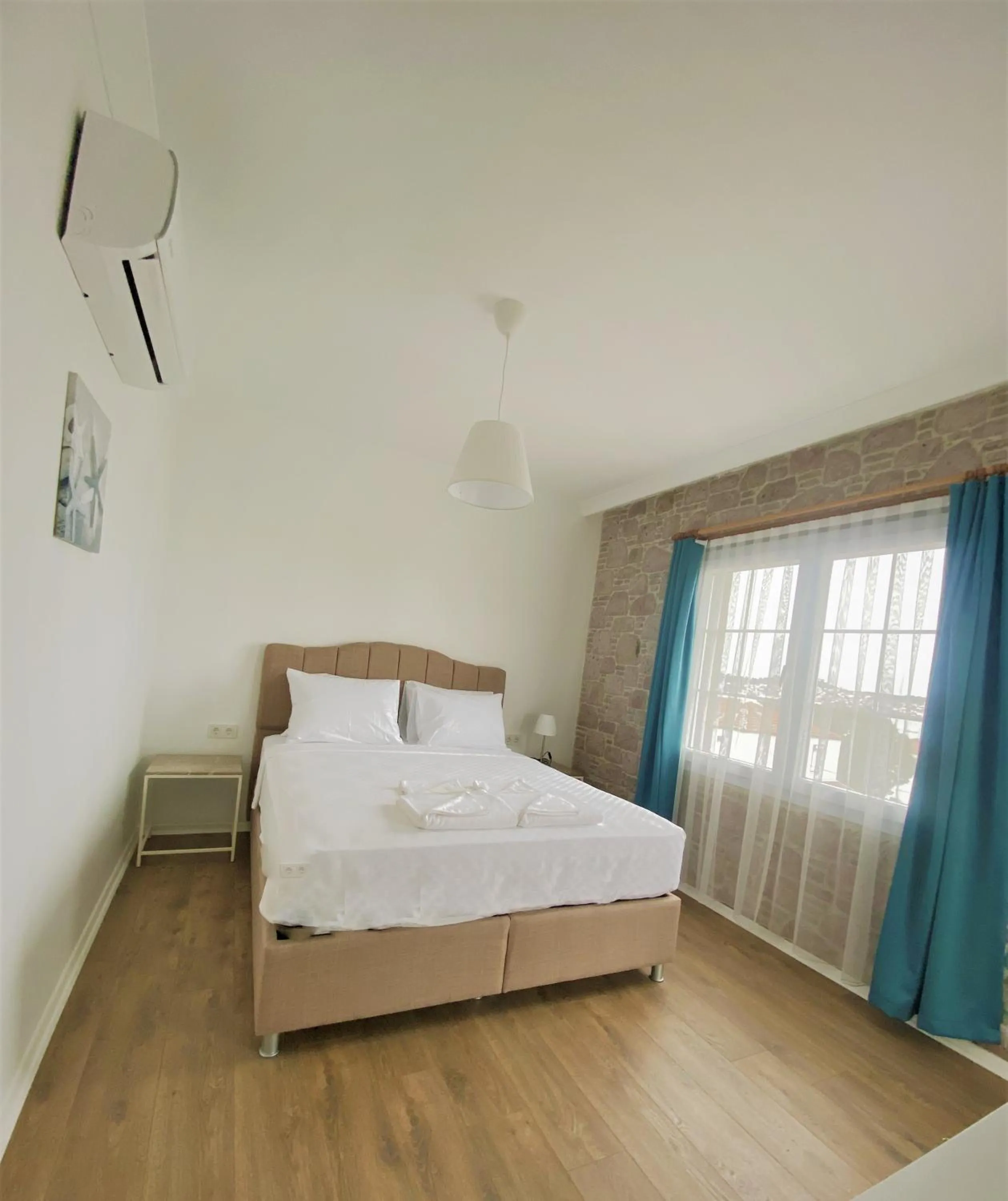 Photo of the whole room, Bed in Cunda Kordon Otel