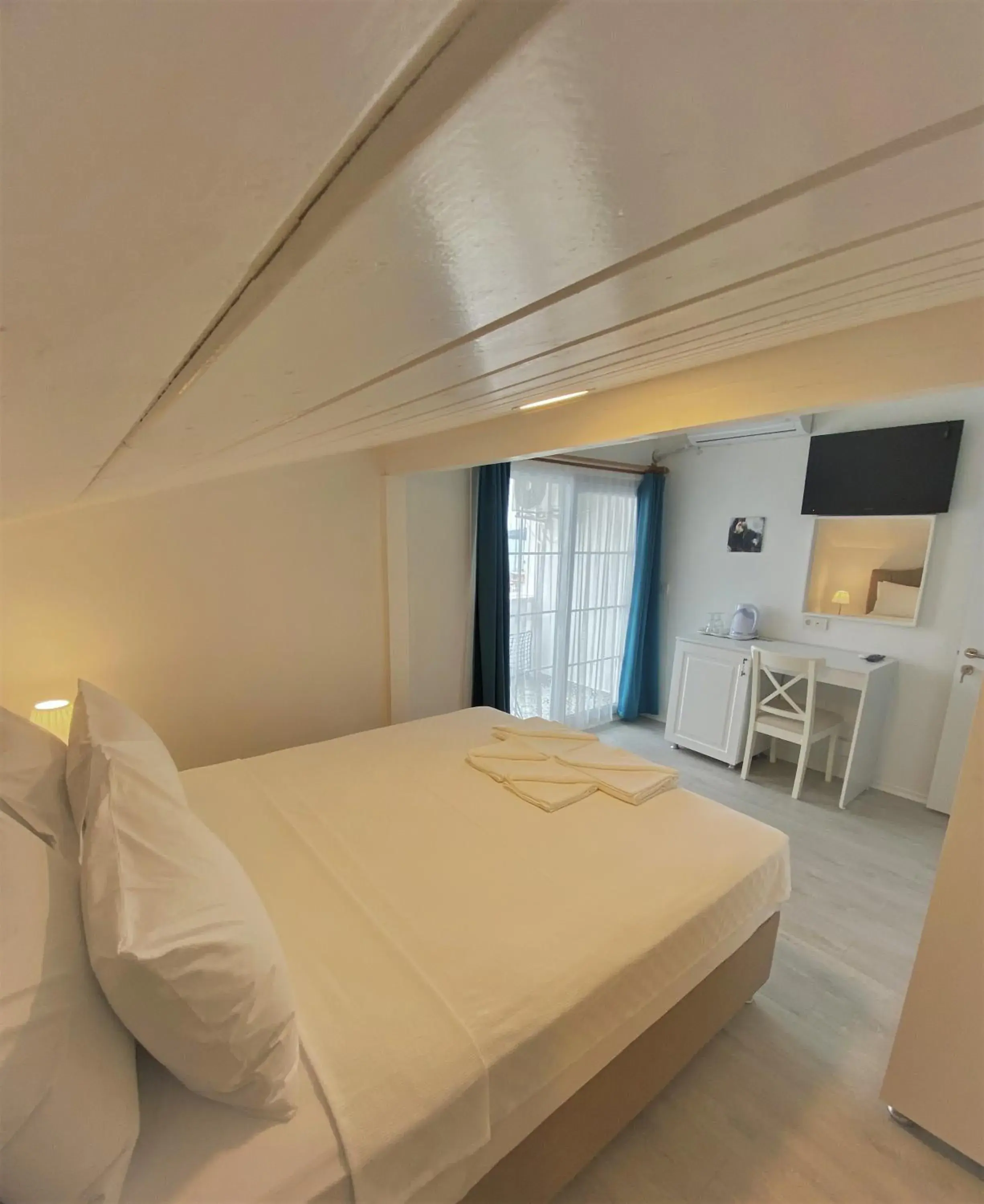 Photo of the whole room, Bed in Cunda Kordon Otel Photo of the whole room, Bed in Cunda Kordon Otel