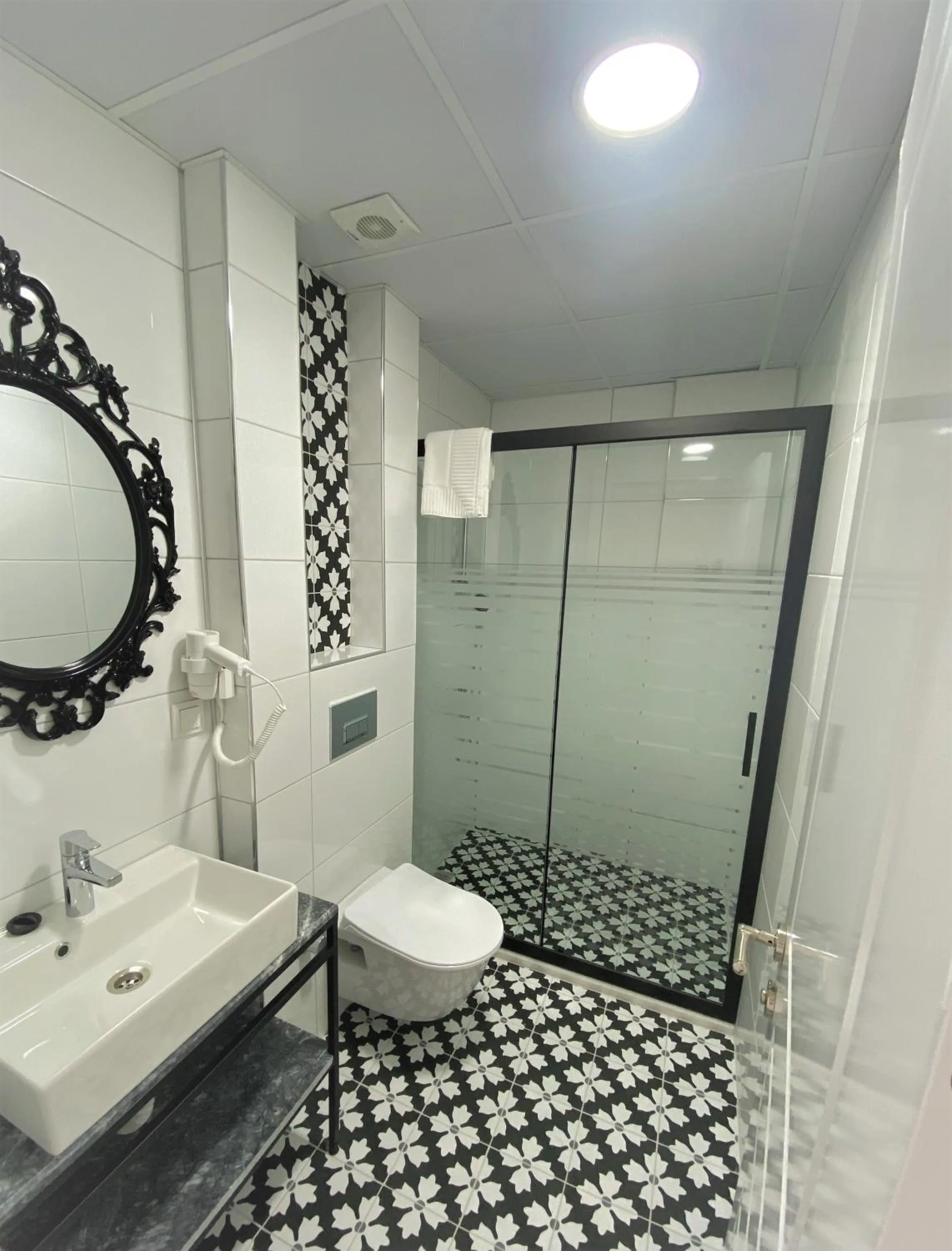 Bathroom in Cunda Kordon Otel