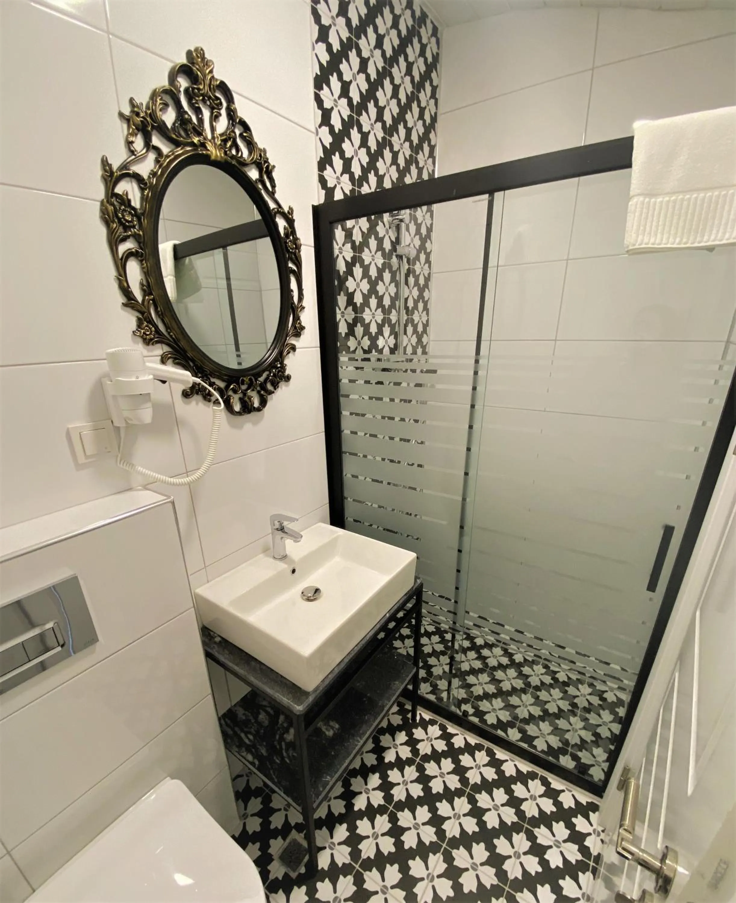 Bathroom in Cunda Kordon Otel