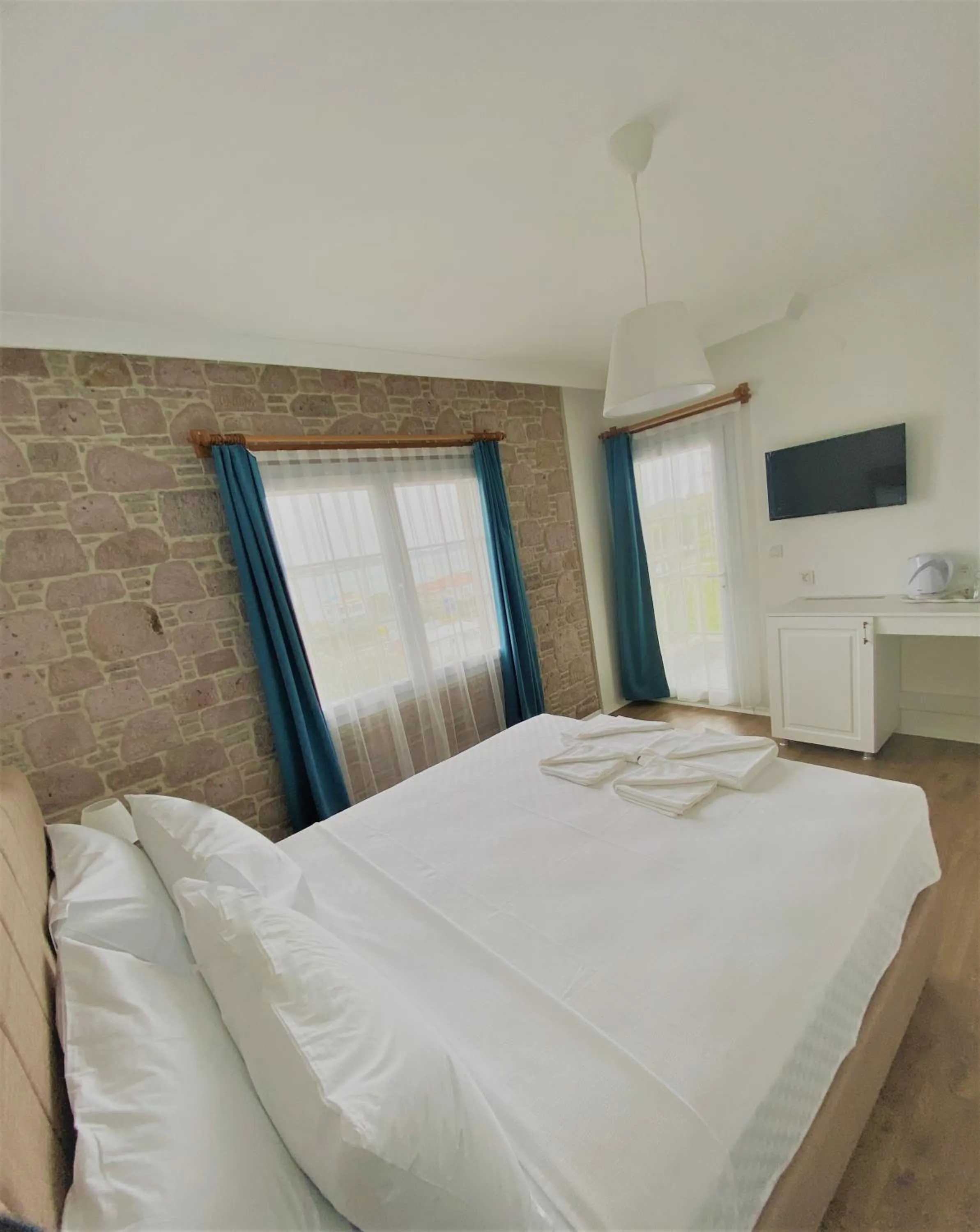 Photo of the whole room, Bed in Cunda Kordon Otel