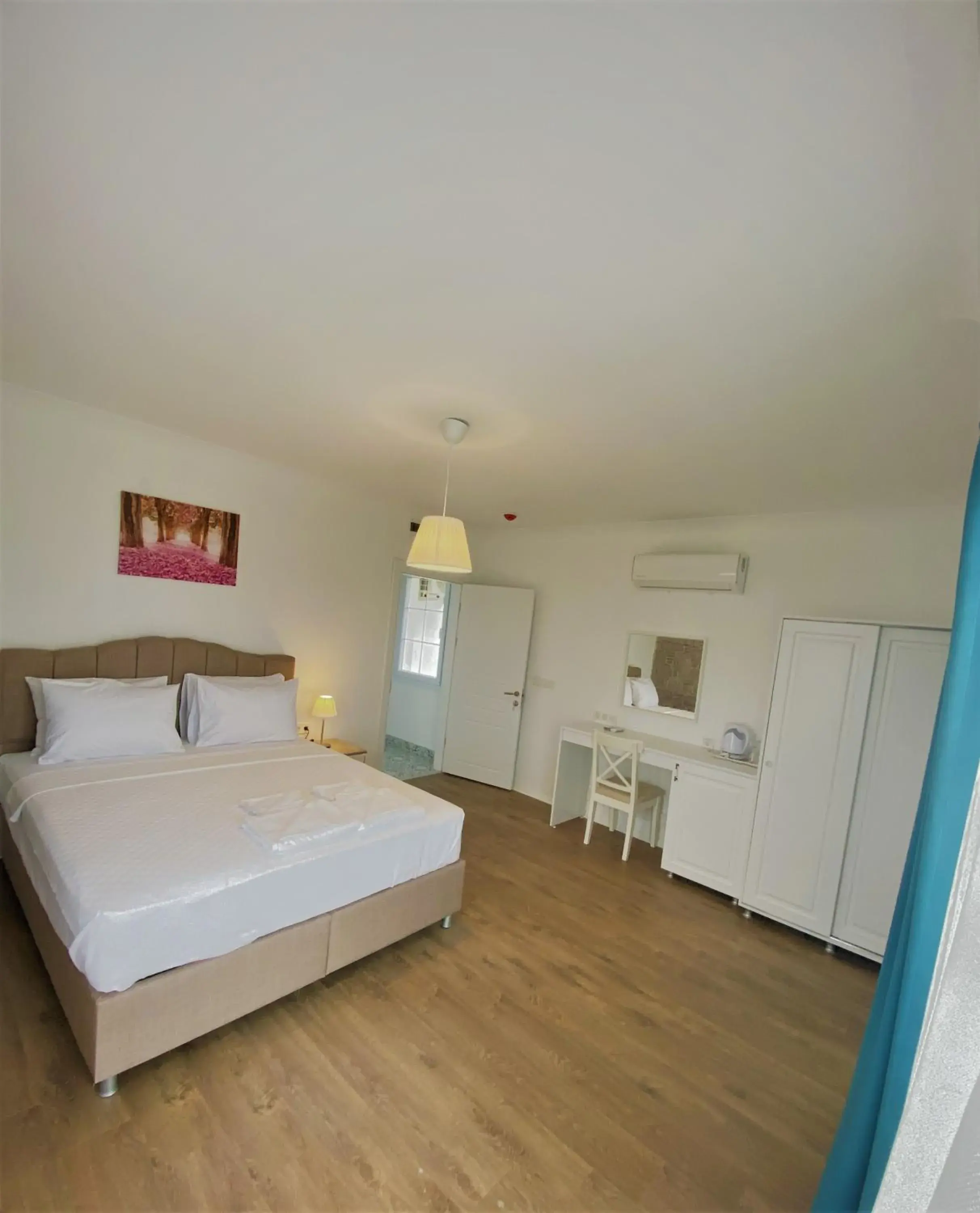 Photo of the whole room, Bed in Cunda Kordon Otel Photo of the whole room, Bed in Cunda Kordon Otel