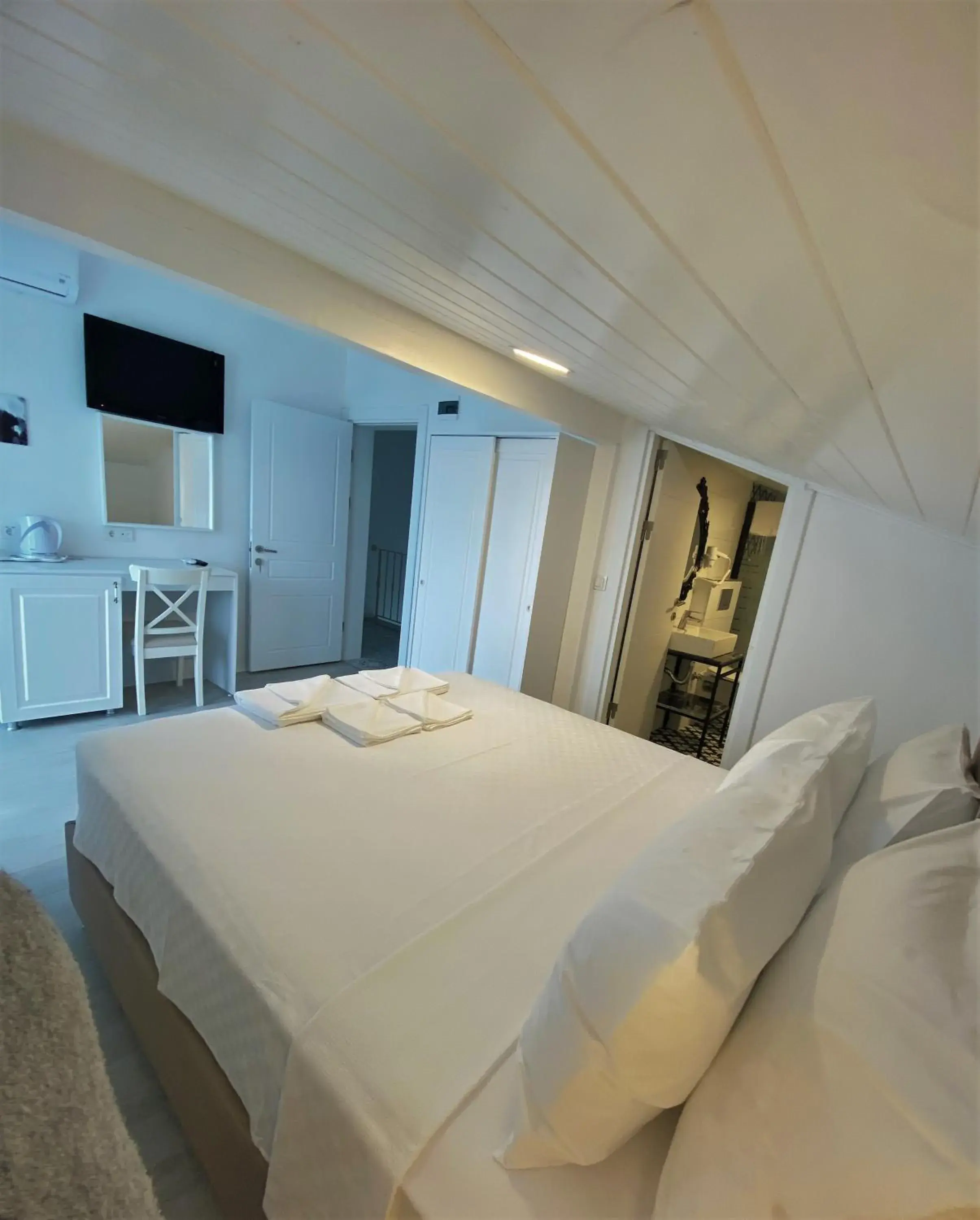 Photo of the whole room, Bed in Cunda Kordon Otel Photo of the whole room, Bed in Cunda Kordon Otel