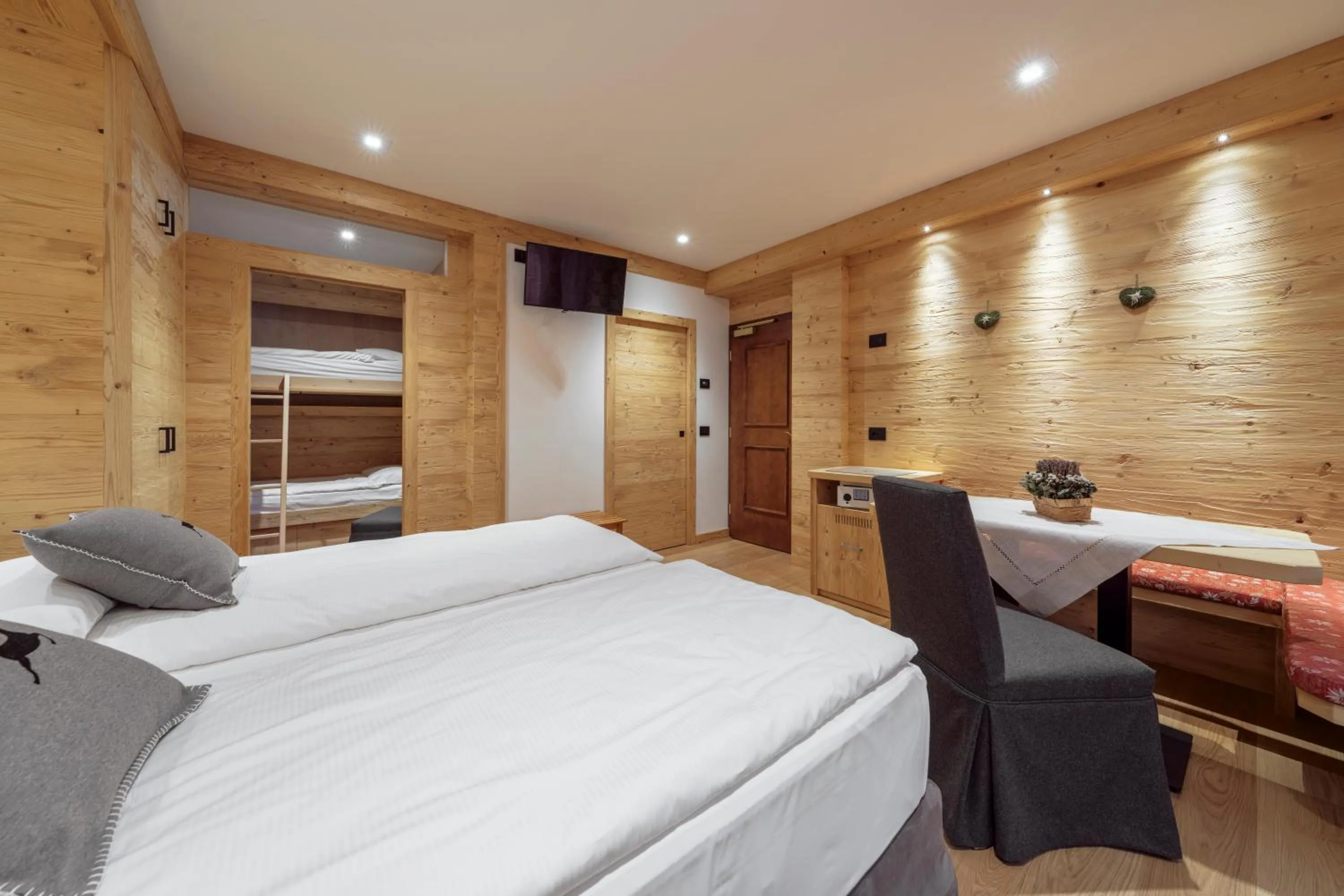 Bedroom, Bed in Hotel Columbia & Spa