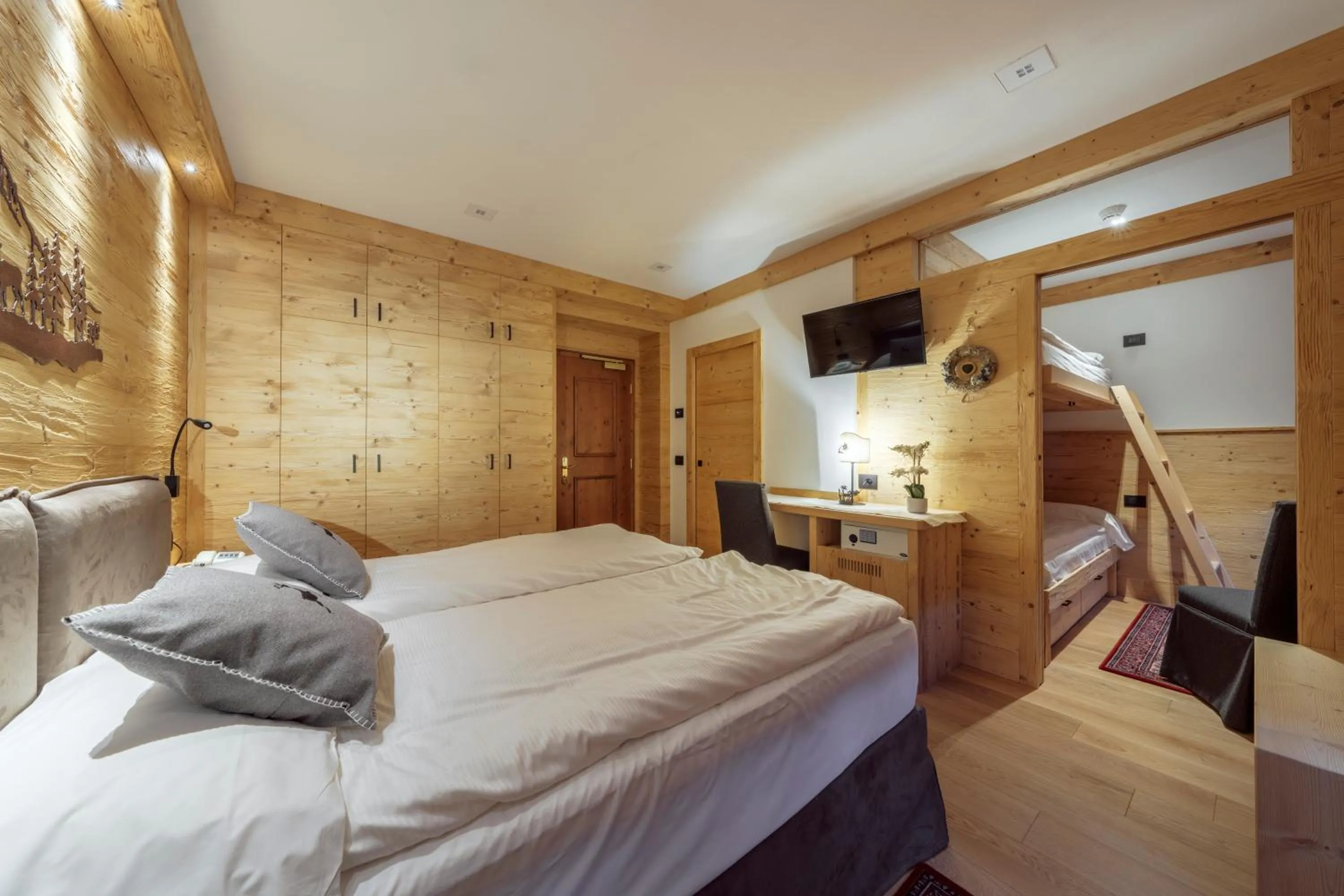 Bedroom, Bed in Hotel Columbia & Spa