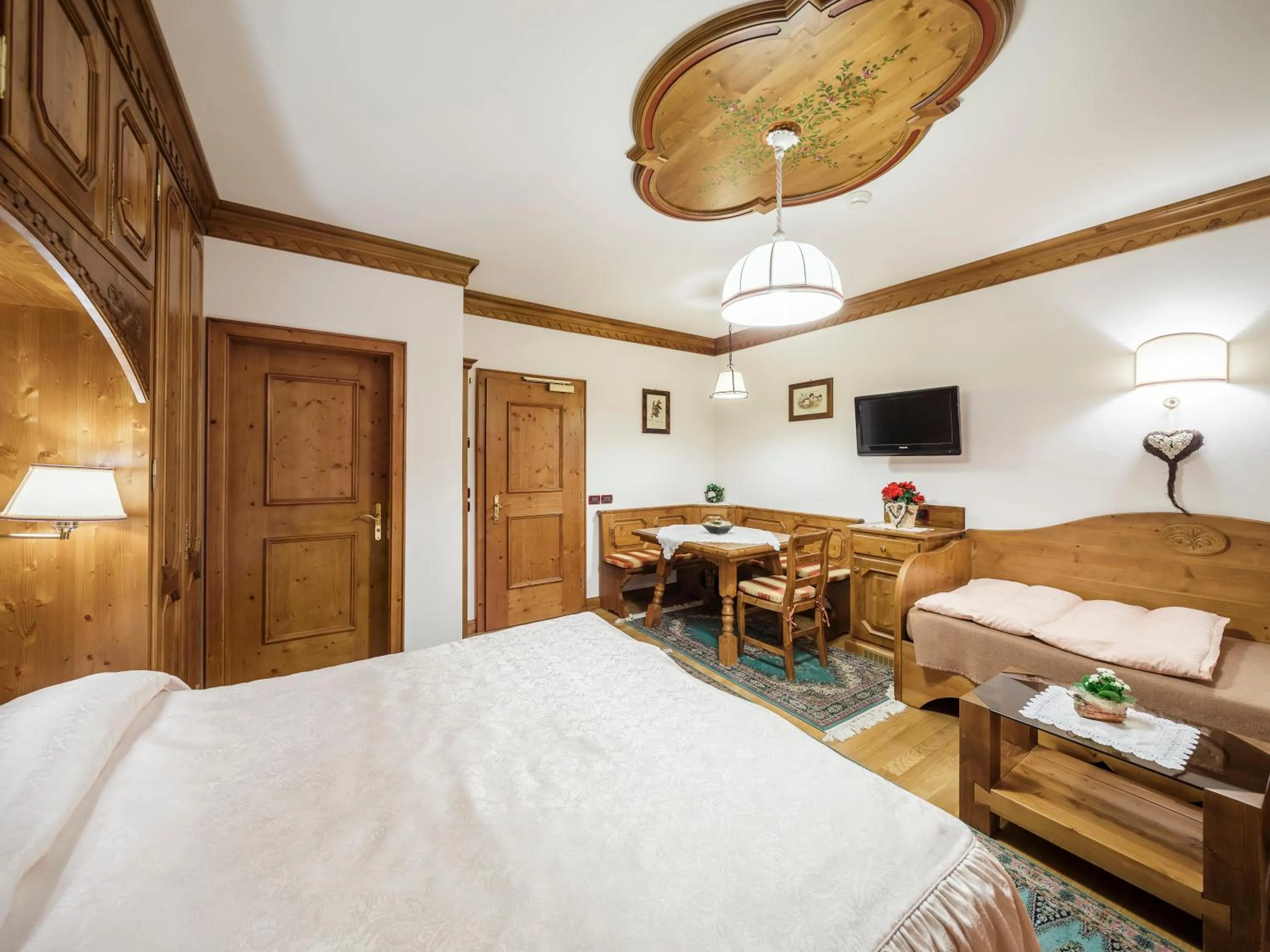 Photo of the whole room, Bed in Hotel Columbia & Spa