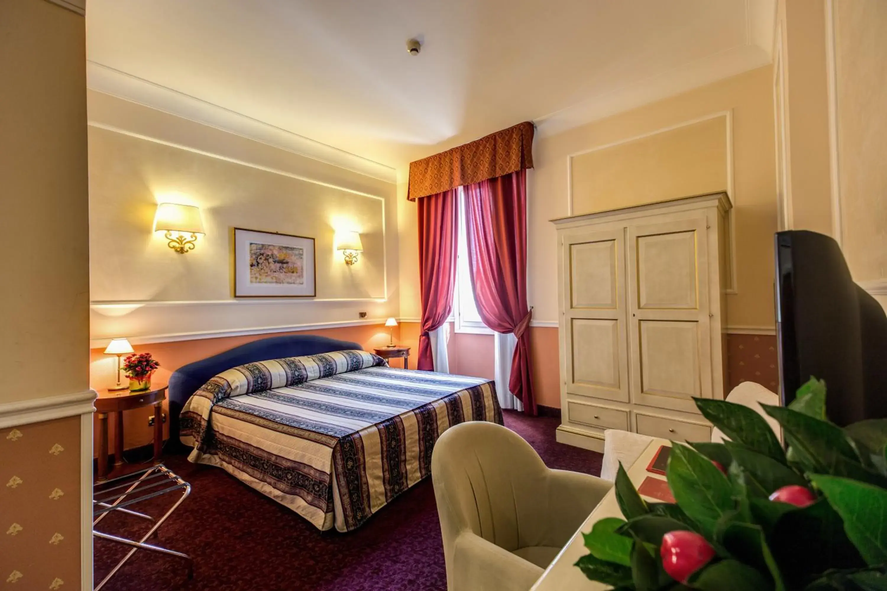 TV and multimedia, Bed in Relais Hotel Antico Palazzo Rospigliosi TV and multimedia, Bed in Relais Hotel Antico Palazzo Rospigliosi