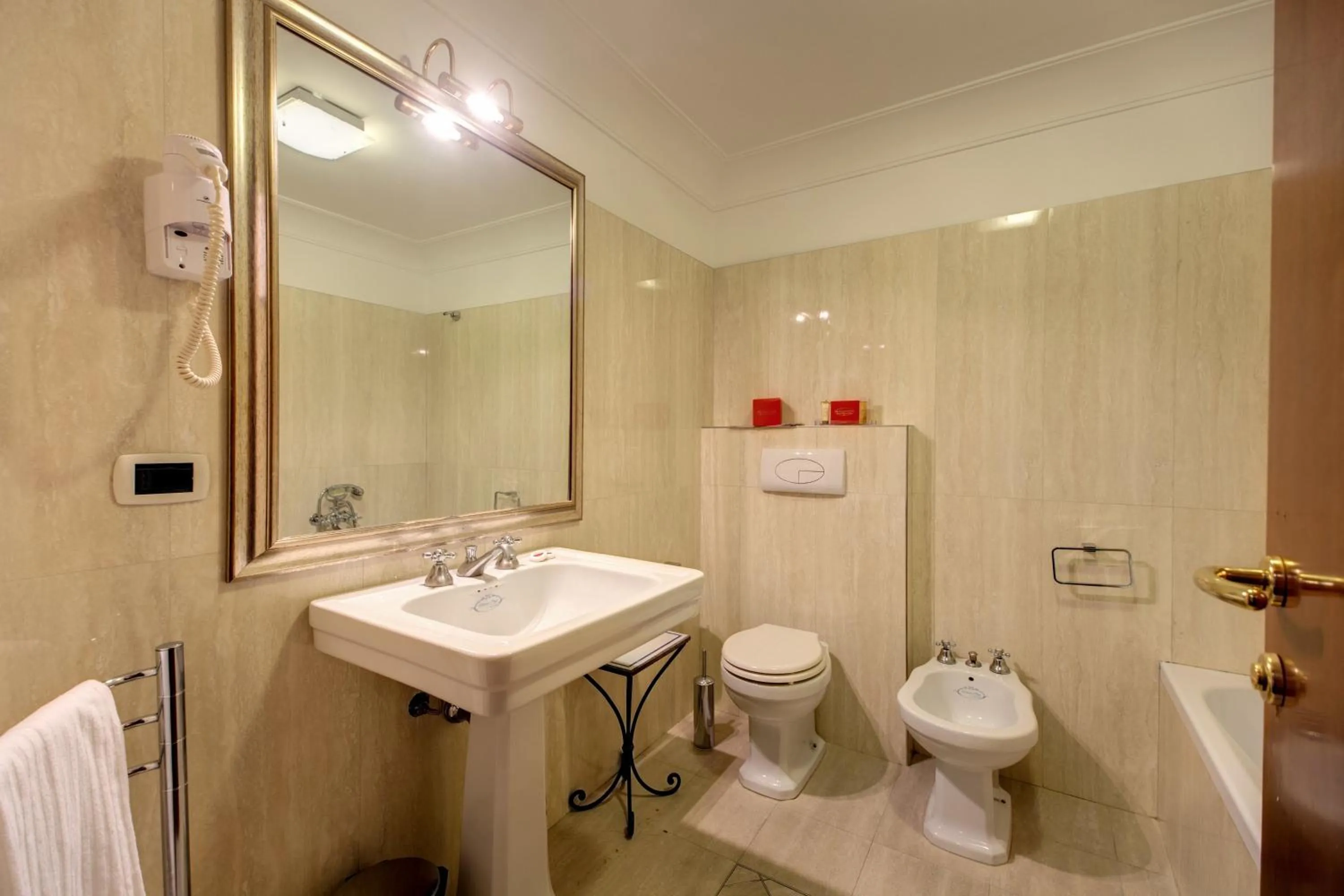 Toilet in Relais Hotel Antico Palazzo Rospigliosi