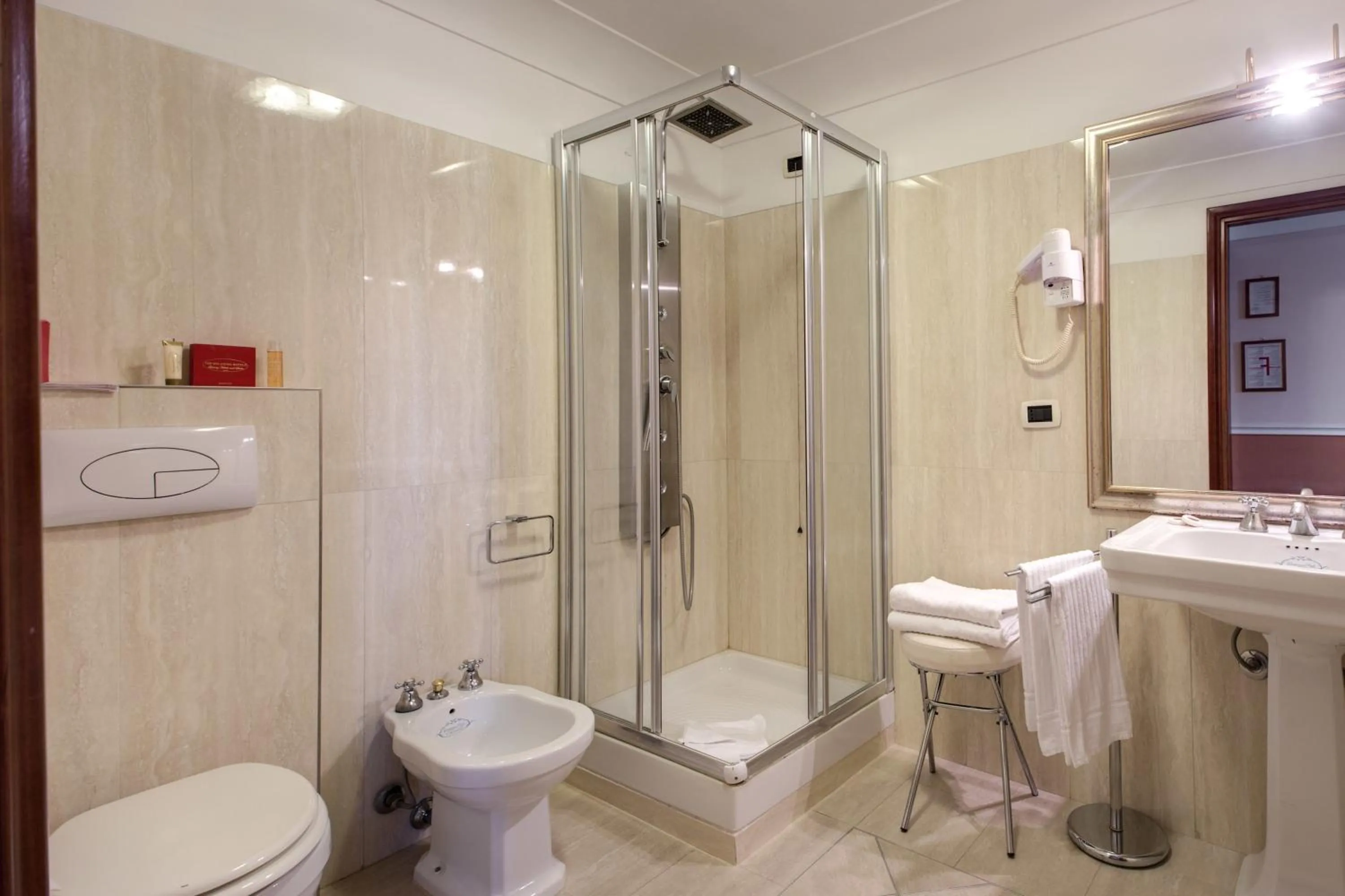 Toilet in Relais Hotel Antico Palazzo Rospigliosi