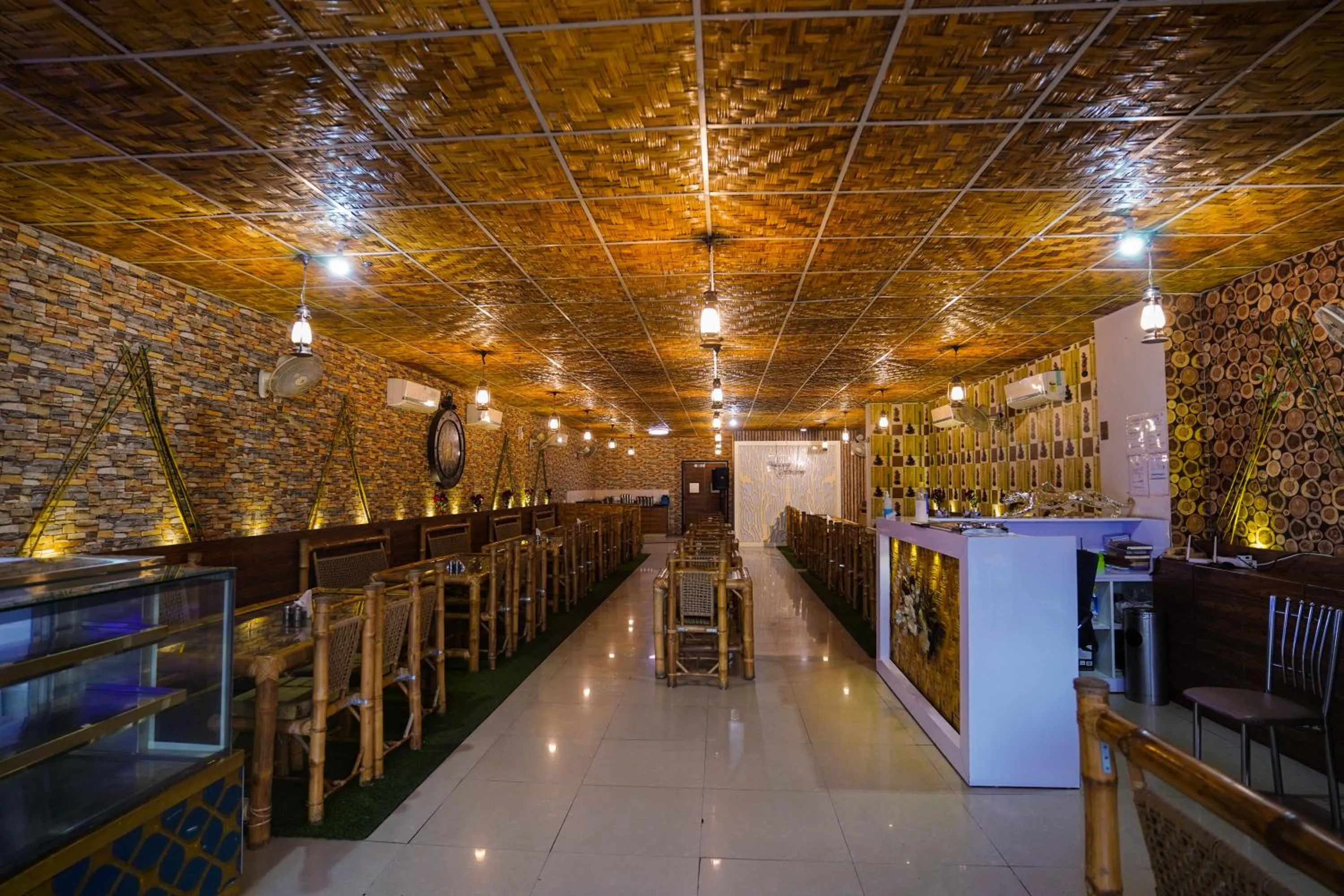 Restaurant/places to eat in Hotel Haveli Palace