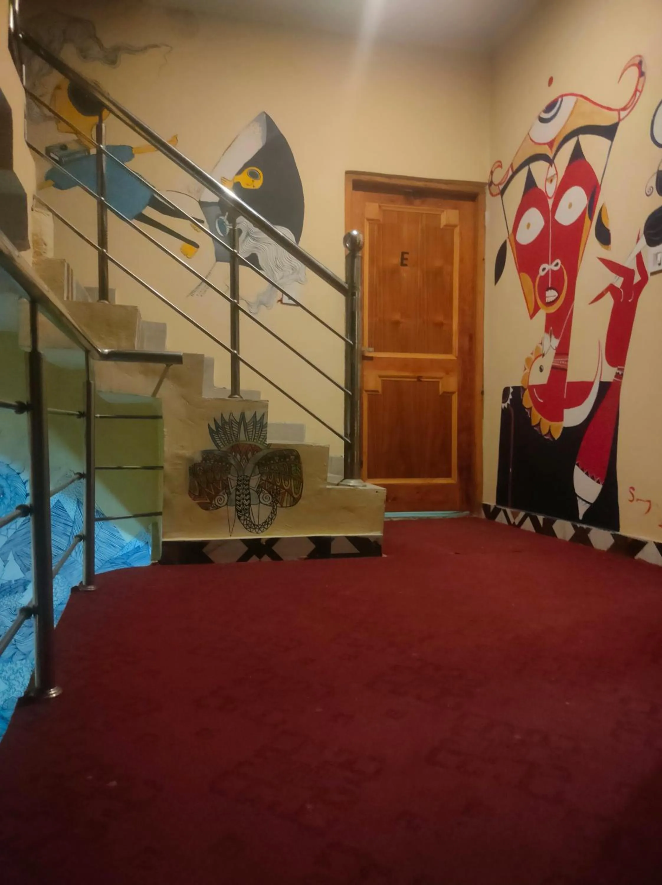 Facade/entrance, Bed in indian backpackers hostel