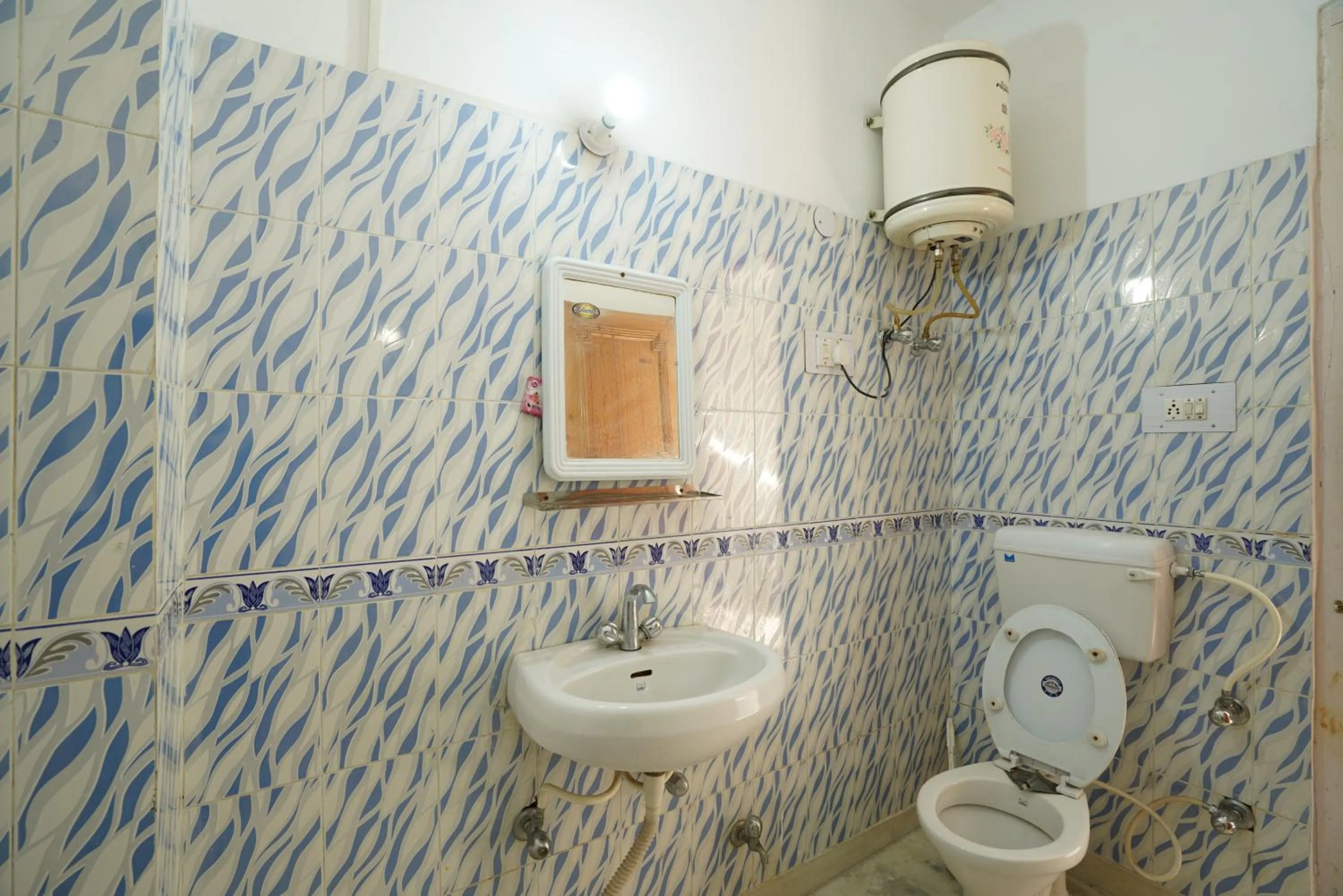 Bathroom in indian backpackers hostel