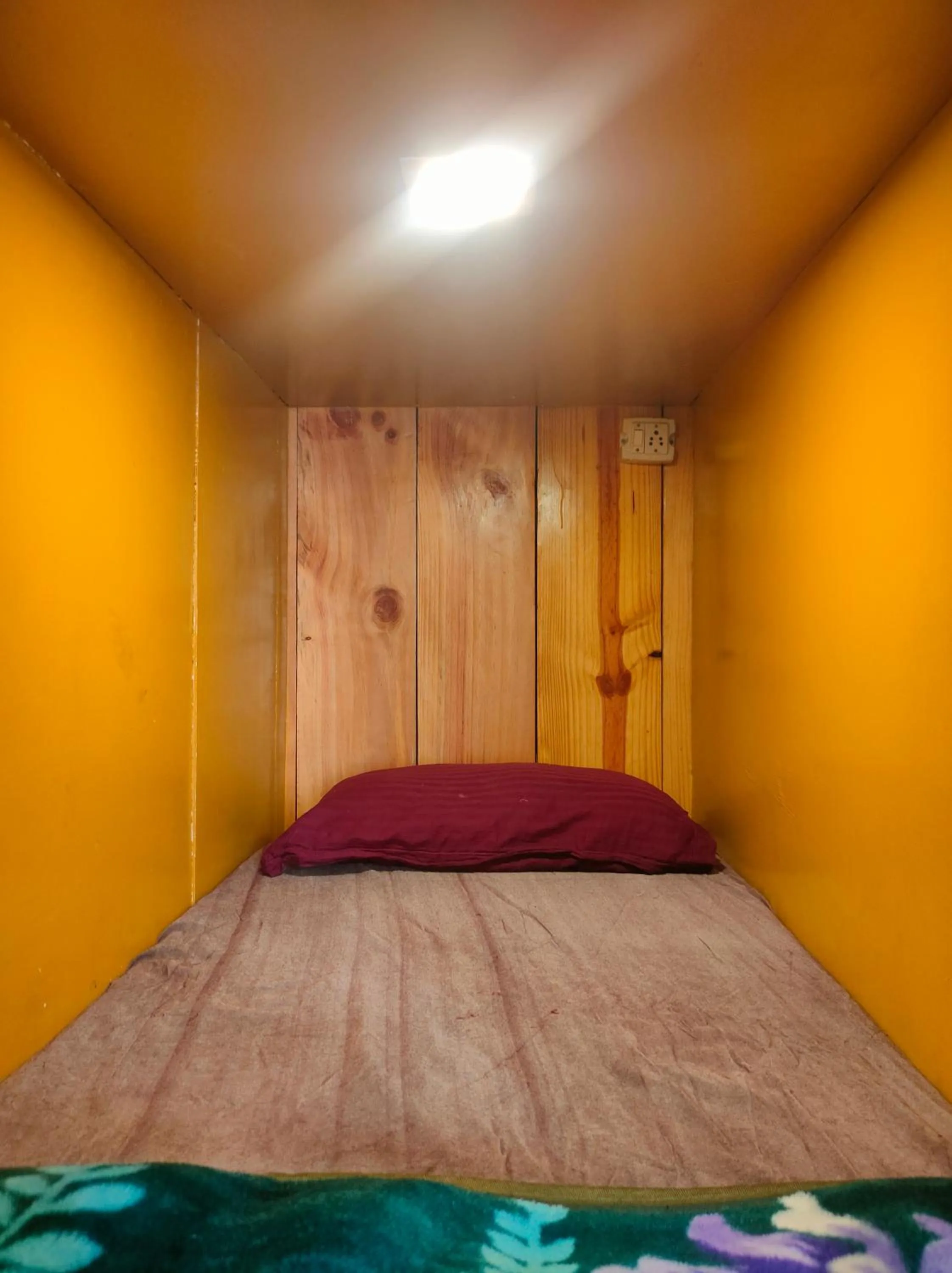 Bed in indian backpackers hostel