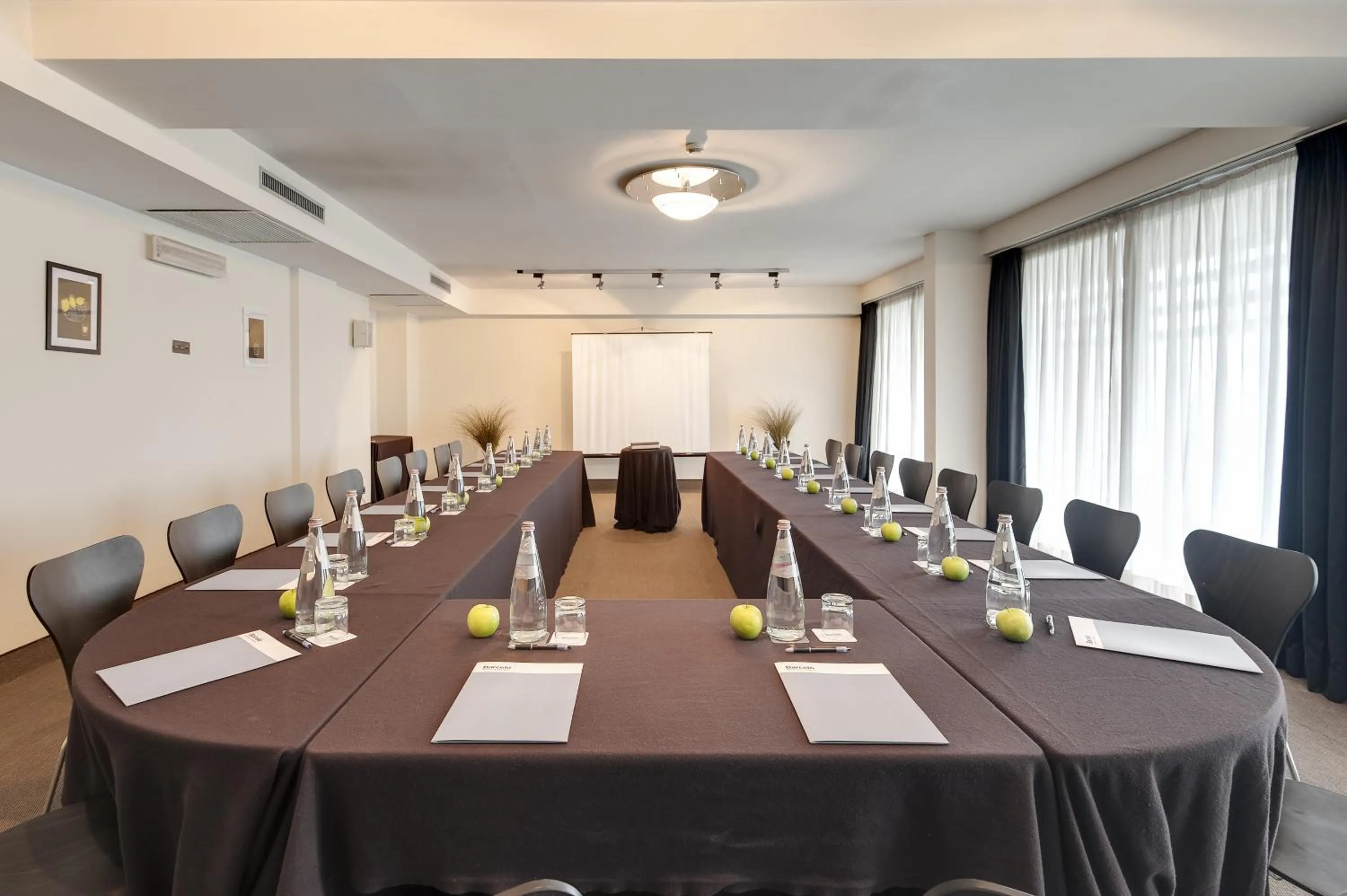 Business facilities in Occidental Aran Park