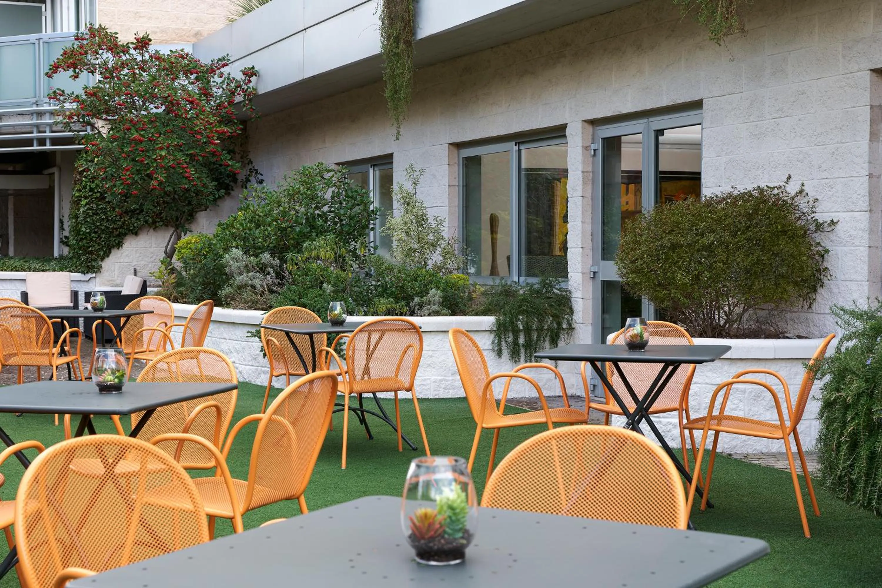 Restaurant/places to eat in Occidental Aran Park