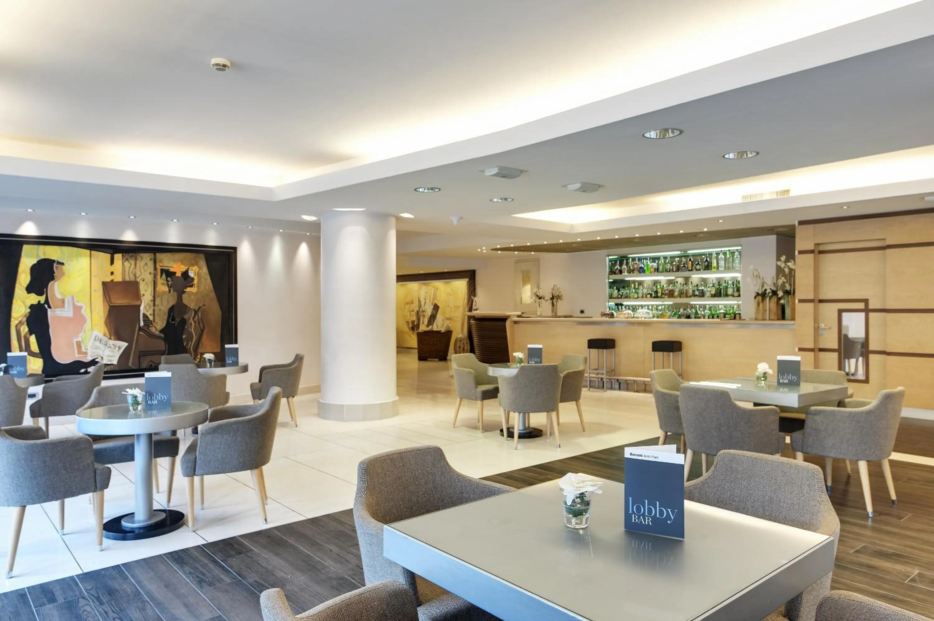 Lounge or bar in Occidental Aran Park