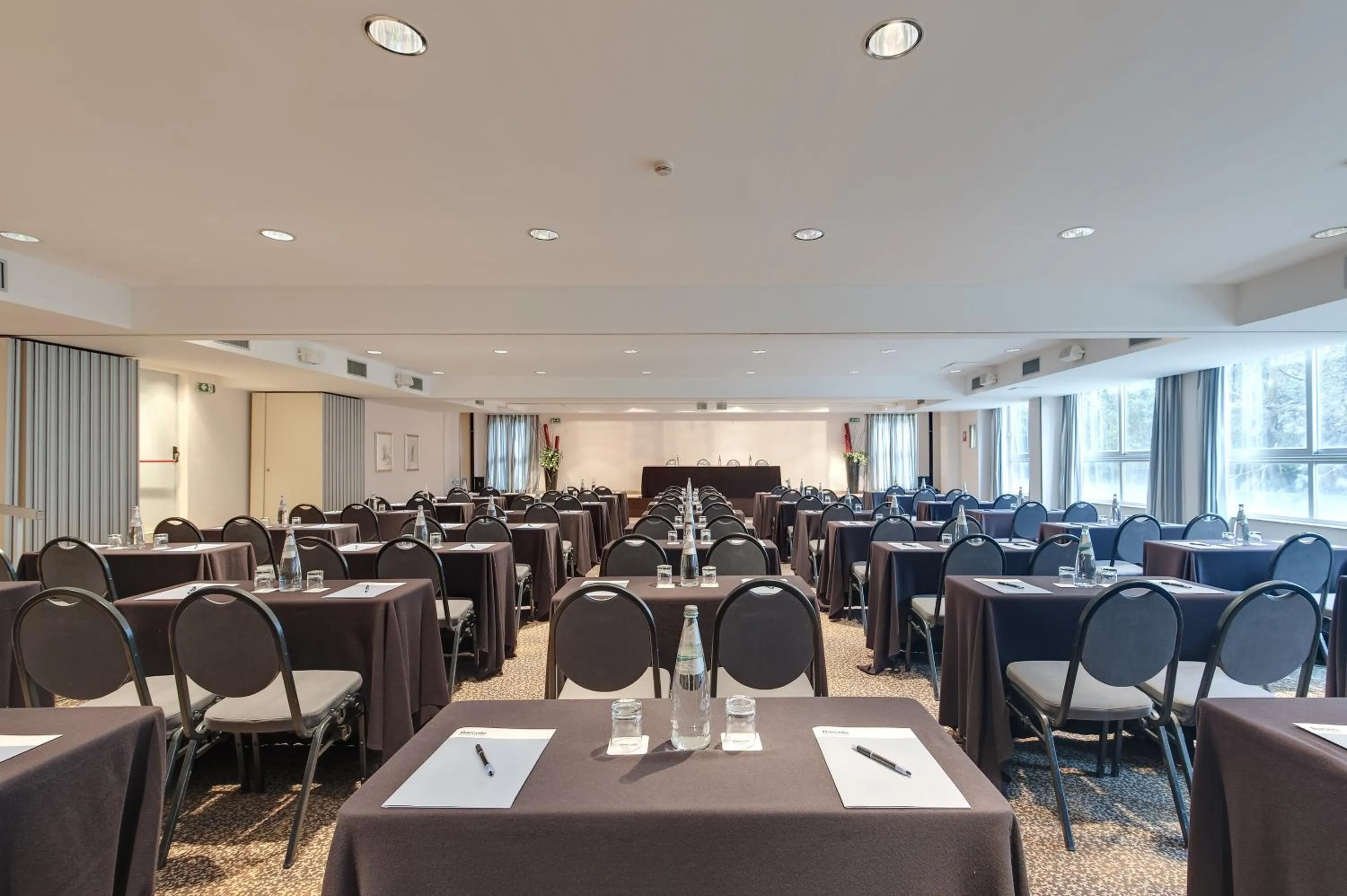 Business facilities in Occidental Aran Park