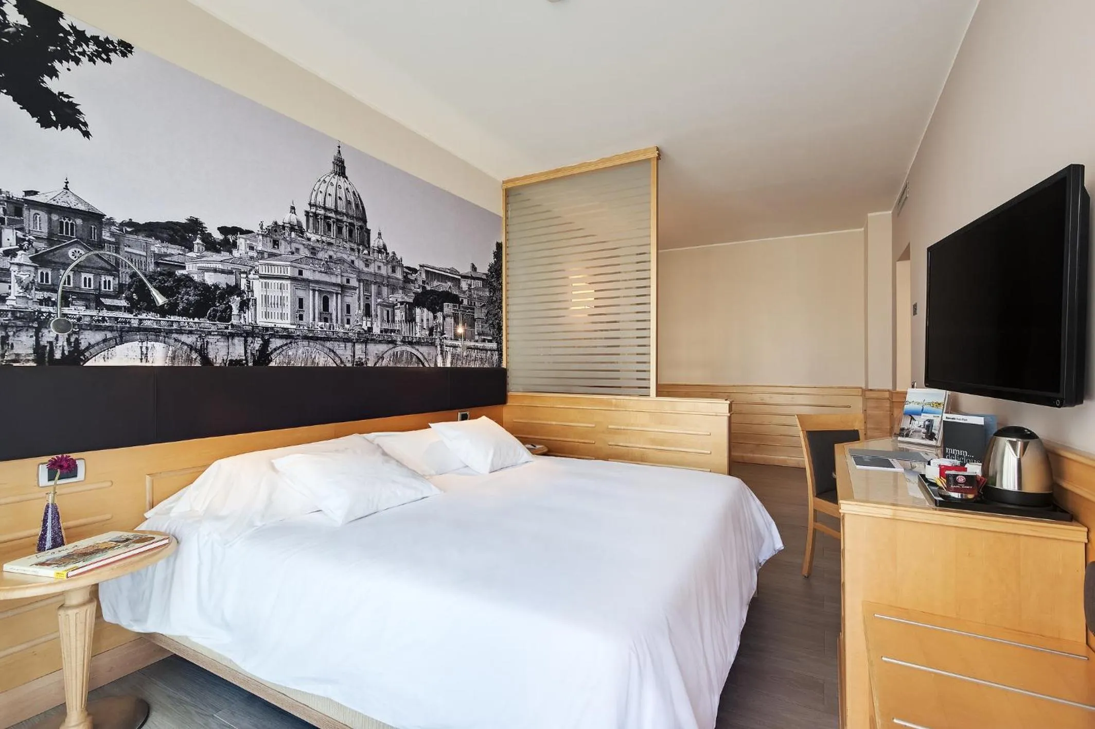 Photo of the whole room, Bed in Occidental Aran Park