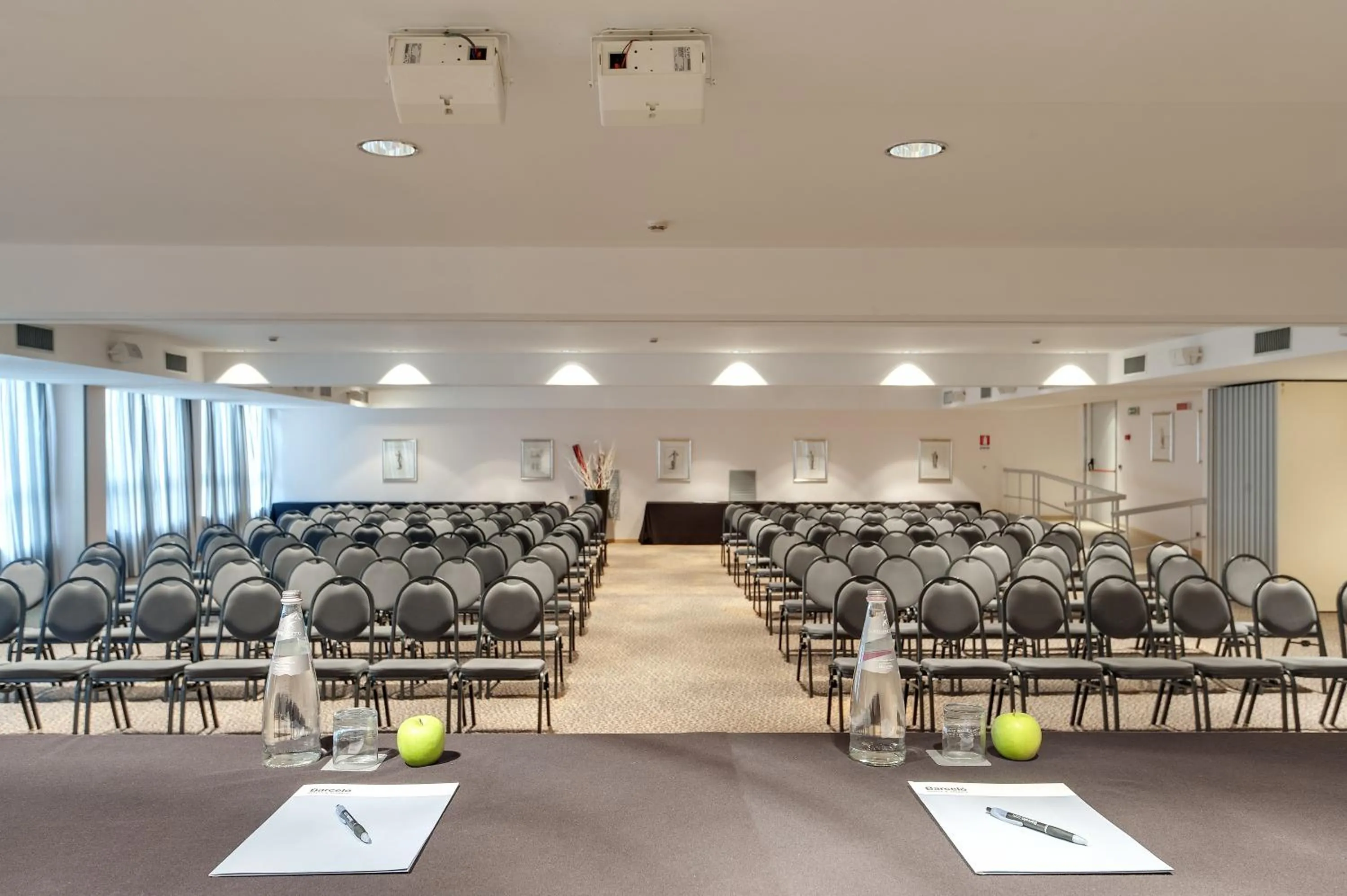 Business facilities in Occidental Aran Park